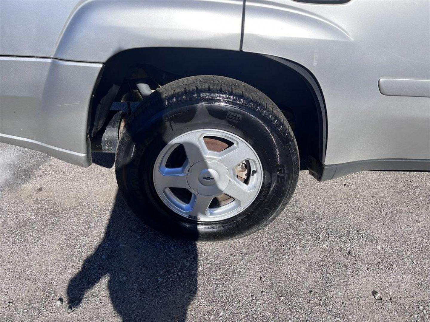 2006 Silver /Grey Chevrolet Trailblazer (1GNDS13S162) with an 4.2l I-6 MPI Dohc 4.2l engine, Automatic transmission, located at 745 East Steele Rd., West Columbia, SC, 29170, (803) 755-9148, 33.927212, -81.148483 - Special Internet Price! 2006 Chevrolet Trailblazer LS with AM/FM stereo with CD player, Cruise control, Sunroof, Powered driver seat, Cloth interior, Rear air, Powered windows, Powered door locks, Plus more! - Photo#30