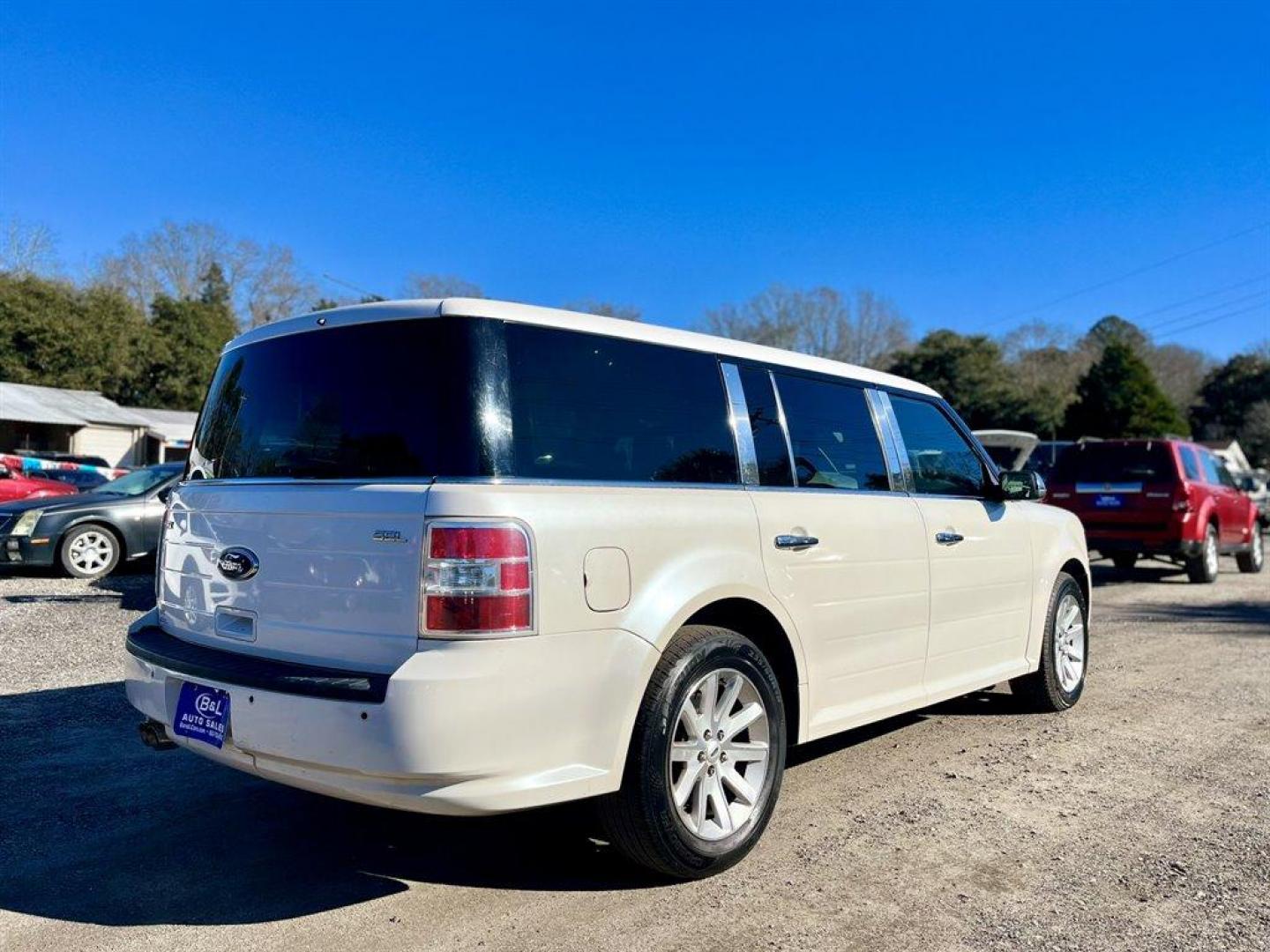 2011 White /Tan Ford Flex (2FMGK5CC6BB) with an 3.5l V6 SFI Dohc 24v 3.5l engine, Automatic transmission, located at 745 East Steele Rd., West Columbia, SC, 29170, (803) 755-9148, 33.927212, -81.148483 - Special Internet Price! 2011 Ford Flex SEL AM/FM stereo, Cruise control, Dual-zone air conditioning, Heated front leather bucket seats, 2nd row captain seats, Built in headrest DVD players, 3rd row bench seat, Powered liftgate, Sunroof, Powered windows, Powered door locks, Plus more! - Photo#2