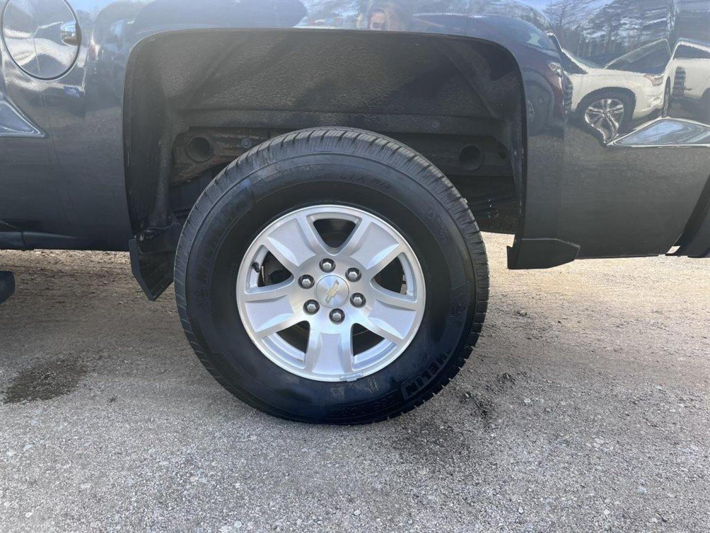 2017 Blue /Black Chevrolet Silverado 1500 (3GCPCREC1HG) with an 5.3l V8 DI VVT Flex 5.3l engine, Automatic transmission, located at 745 East Steele Rd., West Columbia, SC, 29170, (803) 755-9148, 33.927212, -81.148483 - Special Internet Price! 2017 Chevrolet Silverado 1500 with Bluetooth, 3-month All Access trial subscription SiriusXM Satellite Radio, Chevrolet MyLink Radio, 8 diagonal color touch-screen, Backup camera, Cruise control, Air conditioning, Remote Keyless Entry, Driver powered seat, Front 40/20/40 spli - Photo#34