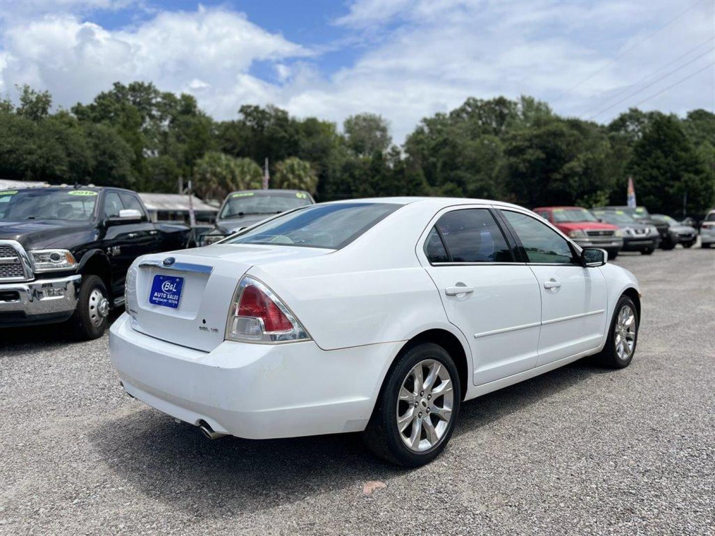 2006 White /Tan Ford Fusion (3FAFP08166R) with an 3.0l V6 EFI 3.0l engine, Automatic transmission, located at 745 East Steele Rd., West Columbia, SC, 29170, (803) 755-9148, 33.927212, -81.148483 - Special Internet Price! 2006 Ford Fusion - Photo#2