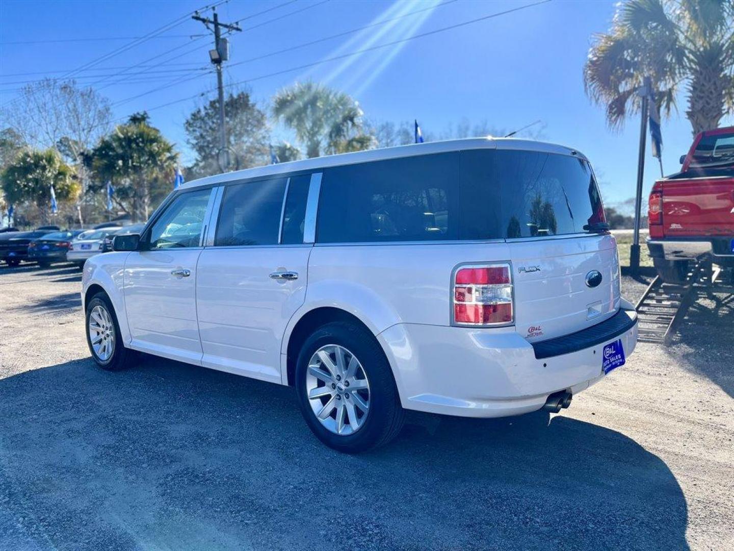 2011 White /Tan Ford Flex (2FMGK5CC6BB) with an 3.5l V6 SFI Dohc 24v 3.5l engine, Automatic transmission, located at 745 East Steele Rd., West Columbia, SC, 29170, (803) 755-9148, 33.927212, -81.148483 - Special Internet Price! 2011 Ford Flex SEL AM/FM stereo, Cruise control, Dual-zone air conditioning, Heated front leather bucket seats, 2nd row captain seats, Built in headrest DVD players, 3rd row bench seat, Powered liftgate, Sunroof, Powered windows, Powered door locks, Plus more! - Photo#1