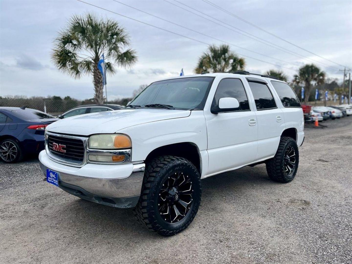 2003 White /Grey GMC Yukon (1GKEK13Z03J) with an 5.3l V8 SFI Flex 5.3l engine, Automatic transmission, located at 745 East Steele Rd., West Columbia, SC, 29170, (803) 755-9148, 33.927212, -81.148483 - Special Internet Price! 2003 GMC Yukon with AM/FM stereo, Cruise control, Sunroof, Air conditioning, Keyless entry, 3rd row seating, Leather interior, Powered windows, Powered door locks, Plus more! - Photo#0