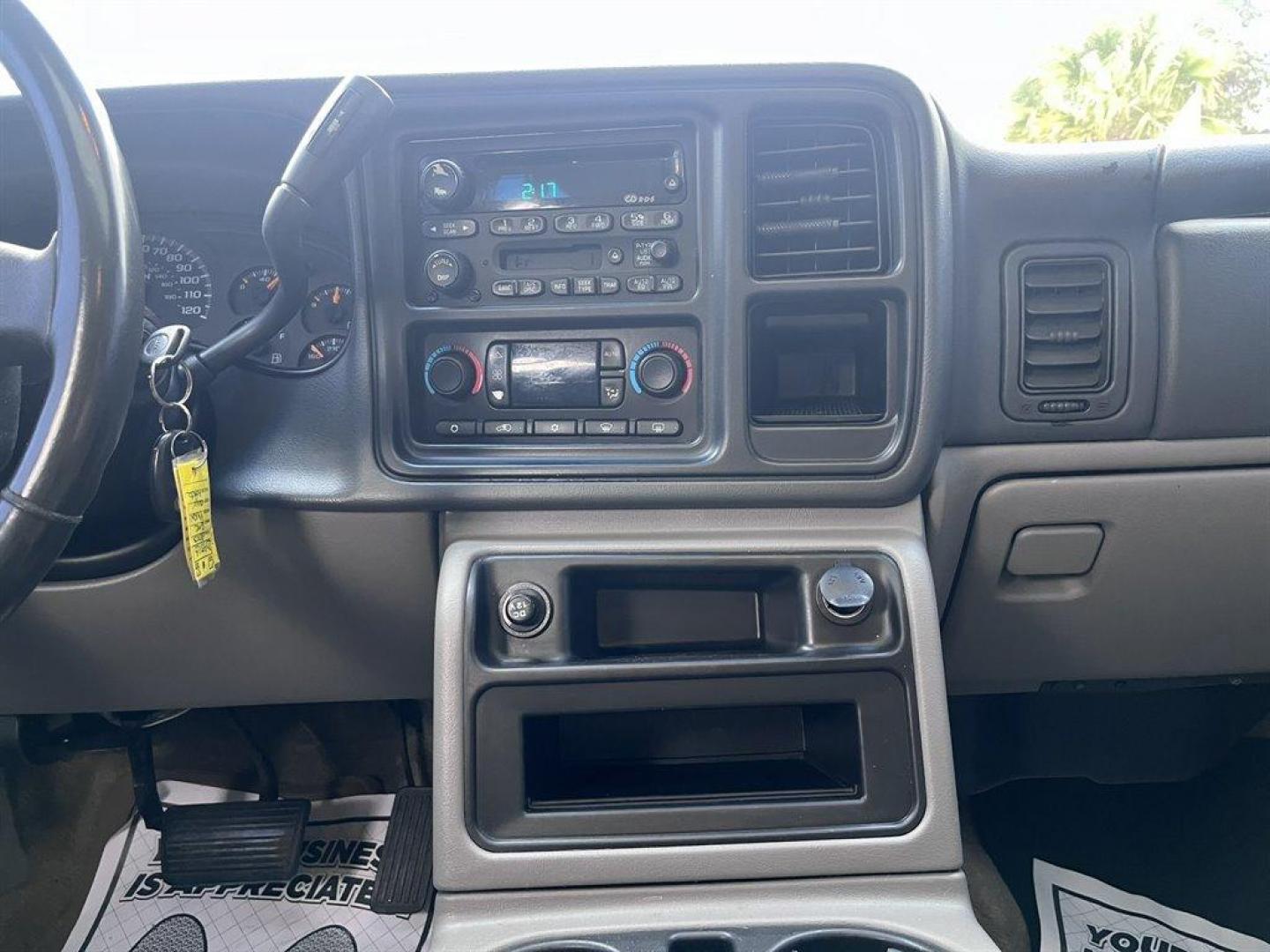 2003 White /Grey GMC Yukon (1GKEK13Z03J) with an 5.3l V8 SFI Flex 5.3l engine, Automatic transmission, located at 745 East Steele Rd., West Columbia, SC, 29170, (803) 755-9148, 33.927212, -81.148483 - Special Internet Price! 2003 GMC Yukon with AM/FM stereo, Cruise control, Sunroof, Air conditioning, Keyless entry, 3rd row seating, Leather interior, Powered windows, Powered door locks, Plus more! - Photo#9