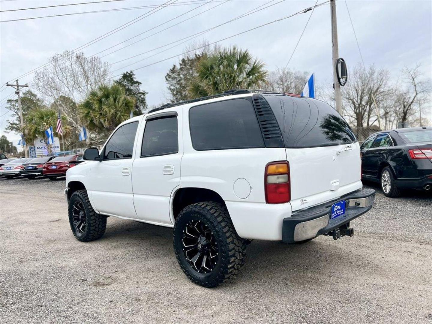 2003 White /Grey GMC Yukon (1GKEK13Z03J) with an 5.3l V8 SFI Flex 5.3l engine, Automatic transmission, located at 745 East Steele Rd., West Columbia, SC, 29170, (803) 755-9148, 33.927212, -81.148483 - Special Internet Price! 2003 GMC Yukon with AM/FM stereo, Cruise control, Sunroof, Air conditioning, Keyless entry, 3rd row seating, Leather interior, Powered windows, Powered door locks, Plus more! - Photo#1