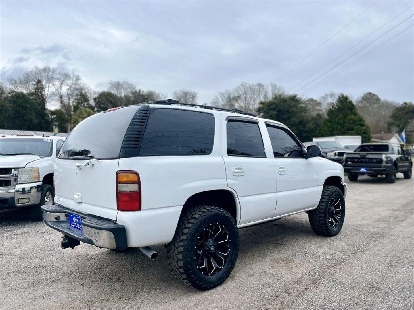 2003 White /Grey GMC Yukon (1GKEK13Z03J) with an 5.3l V8 SFI Flex 5.3l engine, Automatic transmission, located at 745 East Steele Rd., West Columbia, SC, 29170, (803) 755-9148, 33.927212, -81.148483 - Special Internet Price! 2003 GMC Yukon with AM/FM stereo, Cruise control, Sunroof, Air conditioning, Keyless entry, 3rd row seating, Leather interior, Powered windows, Powered door locks, Plus more! - Photo#2