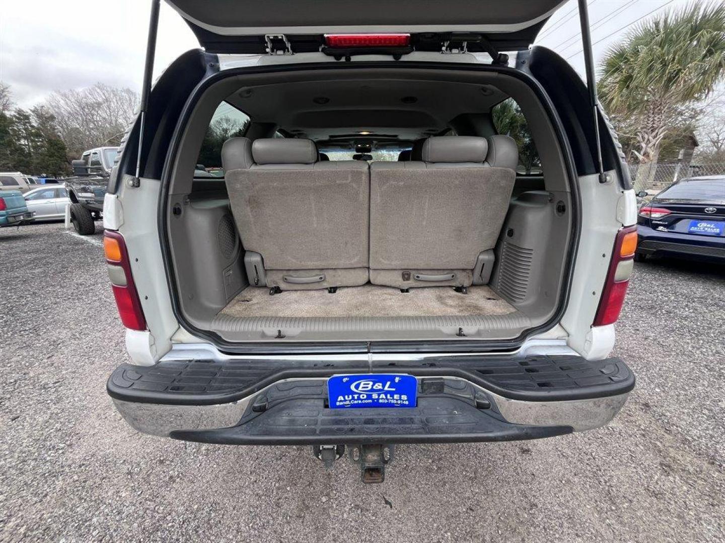 2003 White /Grey GMC Yukon (1GKEK13Z03J) with an 5.3l V8 SFI Flex 5.3l engine, Automatic transmission, located at 745 East Steele Rd., West Columbia, SC, 29170, (803) 755-9148, 33.927212, -81.148483 - Special Internet Price! 2003 GMC Yukon with AM/FM stereo, Cruise control, Sunroof, Air conditioning, Keyless entry, 3rd row seating, Leather interior, Powered windows, Powered door locks, Plus more! - Photo#30