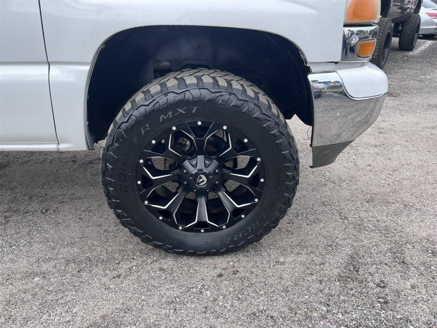 2003 White /Grey GMC Yukon (1GKEK13Z03J) with an 5.3l V8 SFI Flex 5.3l engine, Automatic transmission, located at 745 East Steele Rd., West Columbia, SC, 29170, (803) 755-9148, 33.927212, -81.148483 - Special Internet Price! 2003 GMC Yukon with AM/FM stereo, Cruise control, Sunroof, Air conditioning, Keyless entry, 3rd row seating, Leather interior, Powered windows, Powered door locks, Plus more! - Photo#31