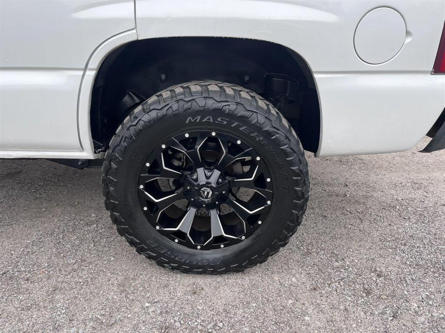 2003 White /Grey GMC Yukon (1GKEK13Z03J) with an 5.3l V8 SFI Flex 5.3l engine, Automatic transmission, located at 745 East Steele Rd., West Columbia, SC, 29170, (803) 755-9148, 33.927212, -81.148483 - Special Internet Price! 2003 GMC Yukon with AM/FM stereo, Cruise control, Sunroof, Air conditioning, Keyless entry, 3rd row seating, Leather interior, Powered windows, Powered door locks, Plus more! - Photo#33