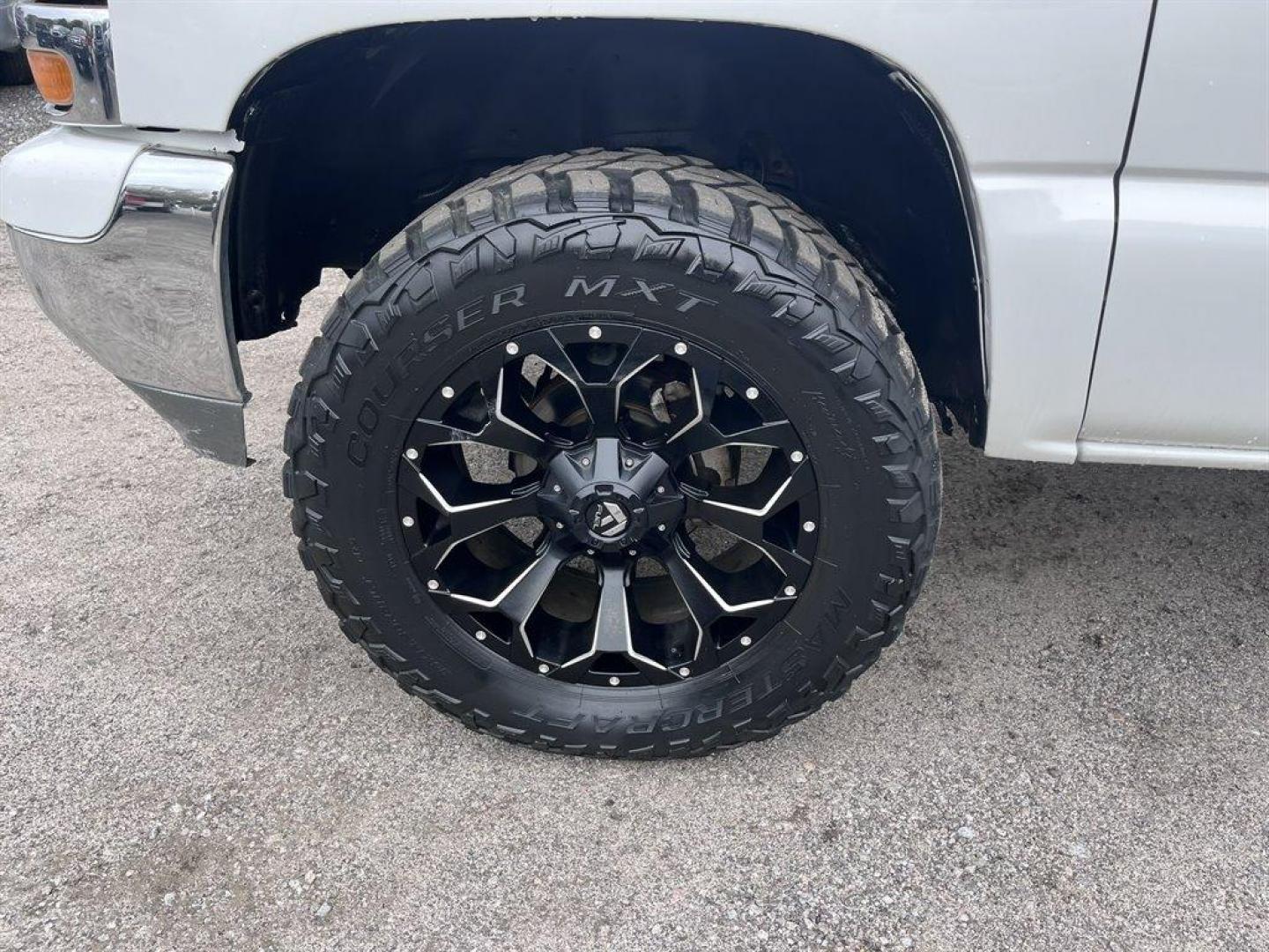 2003 White /Grey GMC Yukon (1GKEK13Z03J) with an 5.3l V8 SFI Flex 5.3l engine, Automatic transmission, located at 745 East Steele Rd., West Columbia, SC, 29170, (803) 755-9148, 33.927212, -81.148483 - Special Internet Price! 2003 GMC Yukon with AM/FM stereo, Cruise control, Sunroof, Air conditioning, Keyless entry, 3rd row seating, Leather interior, Powered windows, Powered door locks, Plus more! - Photo#34