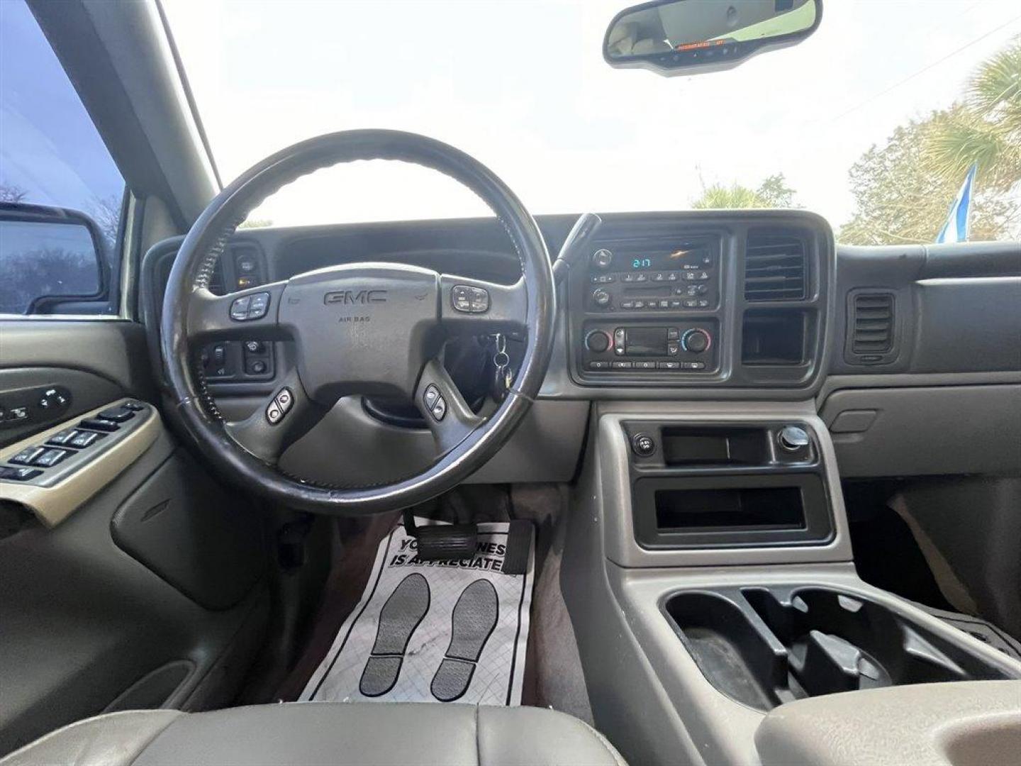 2003 White /Grey GMC Yukon (1GKEK13Z03J) with an 5.3l V8 SFI Flex 5.3l engine, Automatic transmission, located at 745 East Steele Rd., West Columbia, SC, 29170, (803) 755-9148, 33.927212, -81.148483 - Special Internet Price! 2003 GMC Yukon with AM/FM stereo, Cruise control, Sunroof, Air conditioning, Keyless entry, 3rd row seating, Leather interior, Powered windows, Powered door locks, Plus more! - Photo#4