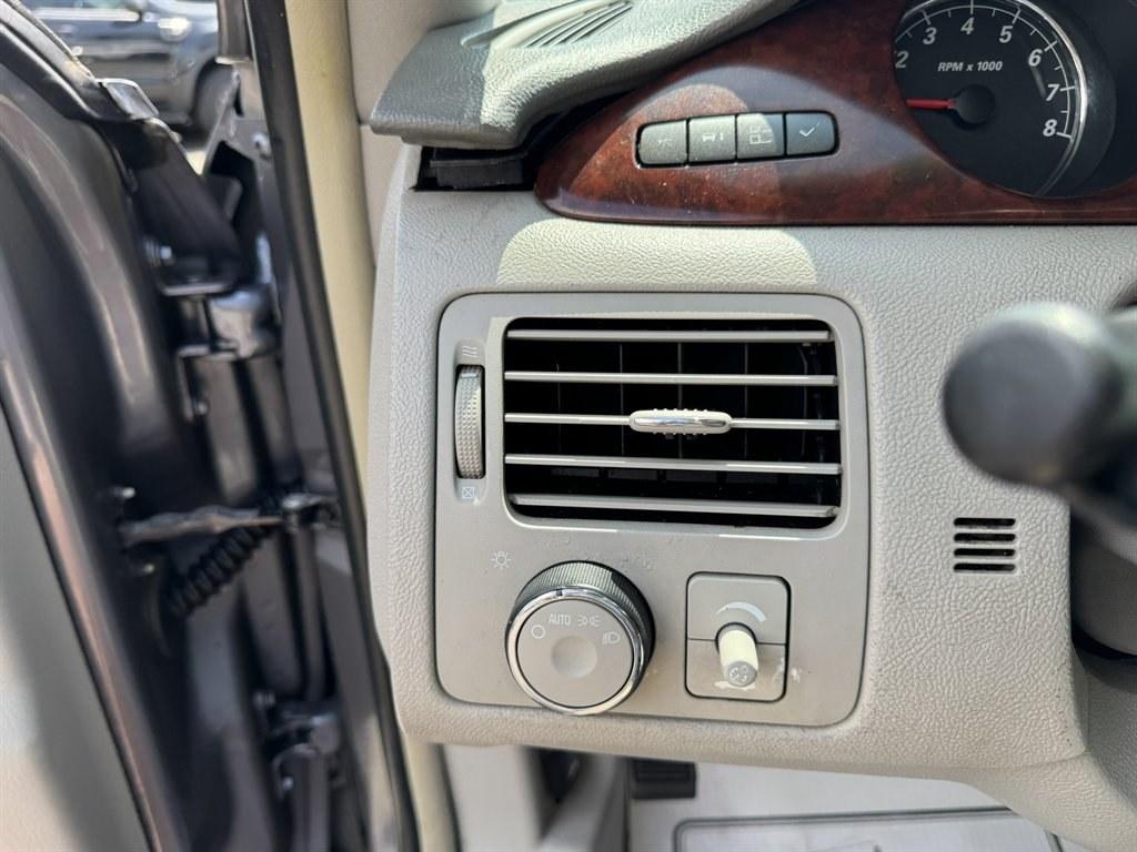 2008 Grey /Grey Buick Lucerne (1G4HD57278U) with an 3.8l V6 SFI 3.8l engine, Automatic transmission, located at 745 East Steele Rd., West Columbia, SC, 29170, (803) 755-9148, 33.927212, -81.148483- Photo#13
