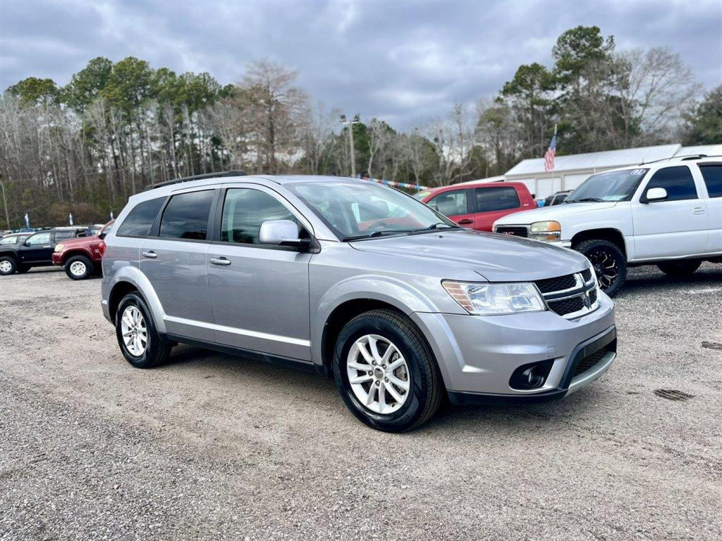 2017 Silver /Black Dodge Journey (3C4PDCBB2HT) with an 2.4l I-4 SFI Dohc 2.4l engine, Automatic transmission, located at 745 East Steele Rd., West Columbia, SC, 29170, (803) 755-9148, 33.927212, -81.148483 - Special Internet Price! 2017 Dodge Journey SXT with Bluetooth, AUX Port, Remote Keyless Entry, Cruise Control, Push Button Start, Dual Zone Front Manual Air Conditioning, Cloth Interior, 2nd row 40-60 Folding Split-Bench, 3rd row 50-50 Bench, Powered Windows, Powered Door Locks, Plus More! - Photo#3