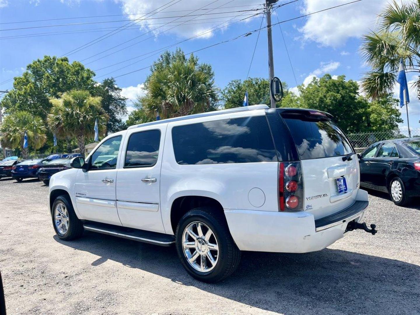 2008 White /Black GMC Yukon XL (1GKFK66868J) with an 6.2l V8 SFI CYL Deact HO engine, Auto transmission, located at 745 East Steele Rd., West Columbia, SC, 29170, (803) 755-9148, 33.927212, -81.148483 - Special Internet Price! 2008 GMC Yukon XL Denali with AM/FM radio, Backup camera, Navigation, Leather interior, Keyless entry, Automatic air conditioning, Sunroof, Rear entertainment, 3rd row seat, Powered liftgate, Powered windows, Powered door locks, Plus more! - Photo#1