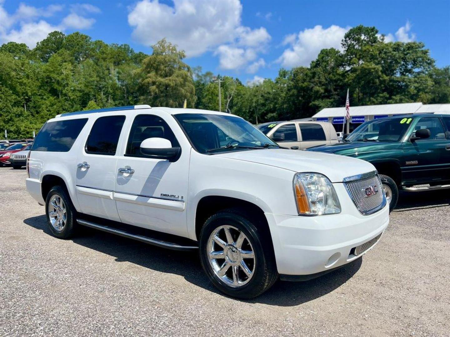 2008 White /Black GMC Yukon XL (1GKFK66868J) with an 6.2l V8 SFI CYL Deact HO engine, Auto transmission, located at 745 East Steele Rd., West Columbia, SC, 29170, (803) 755-9148, 33.927212, -81.148483 - Special Internet Price! 2008 GMC Yukon XL Denali with AM/FM radio, Backup camera, Navigation, Leather interior, Keyless entry, Automatic air conditioning, Sunroof, Rear entertainment, 3rd row seat, Powered liftgate, Powered windows, Powered door locks, Plus more! - Photo#3