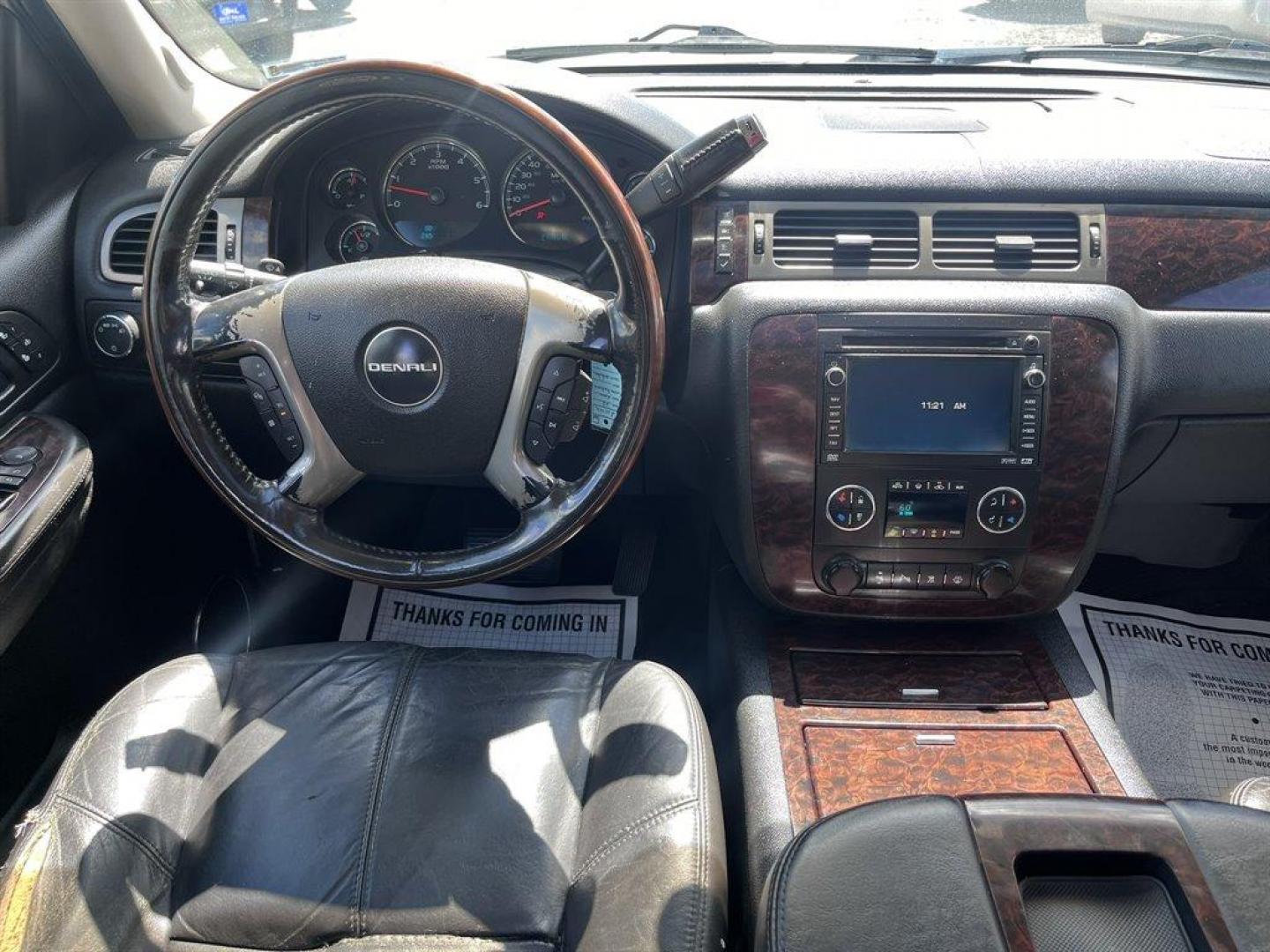 2008 White /Black GMC Yukon XL (1GKFK66868J) with an 6.2l V8 SFI CYL Deact HO engine, Auto transmission, located at 745 East Steele Rd., West Columbia, SC, 29170, (803) 755-9148, 33.927212, -81.148483 - Special Internet Price! 2008 GMC Yukon XL Denali with AM/FM radio, Backup camera, Navigation, Leather interior, Keyless entry, Automatic air conditioning, Sunroof, Rear entertainment, 3rd row seat, Powered liftgate, Powered windows, Powered door locks, Plus more! - Photo#4