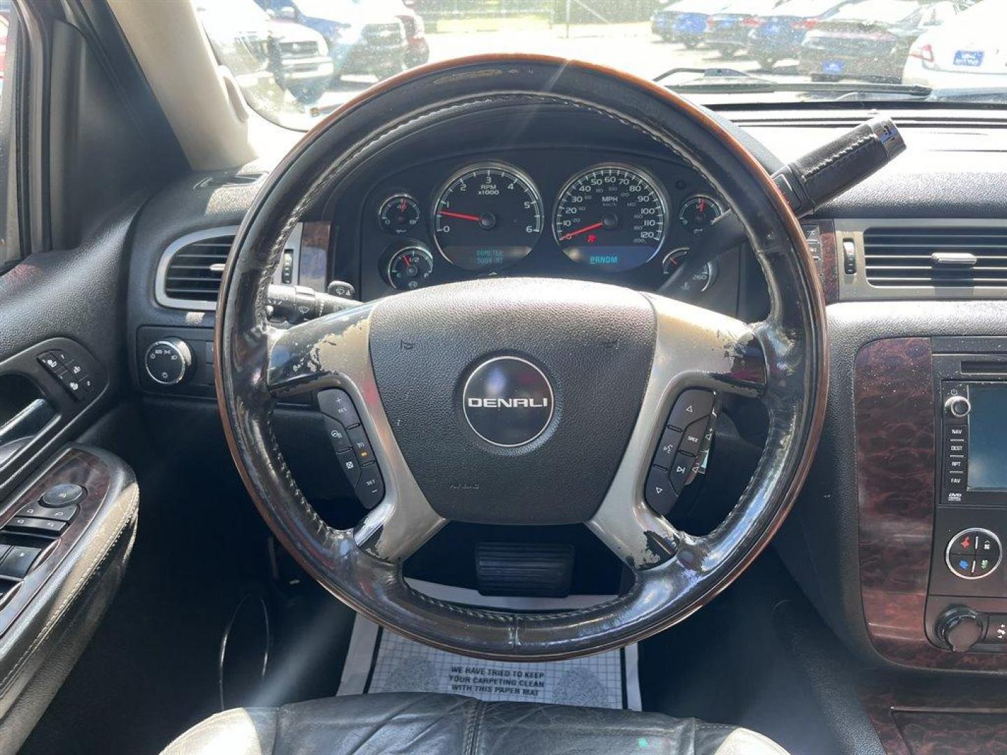 2008 White /Black GMC Yukon XL (1GKFK66868J) with an 6.2l V8 SFI CYL Deact HO engine, Auto transmission, located at 745 East Steele Rd., West Columbia, SC, 29170, (803) 755-9148, 33.927212, -81.148483 - Special Internet Price! 2008 GMC Yukon XL Denali with AM/FM radio, Backup camera, Navigation, Leather interior, Keyless entry, Automatic air conditioning, Sunroof, Rear entertainment, 3rd row seat, Powered liftgate, Powered windows, Powered door locks, Plus more! - Photo#5