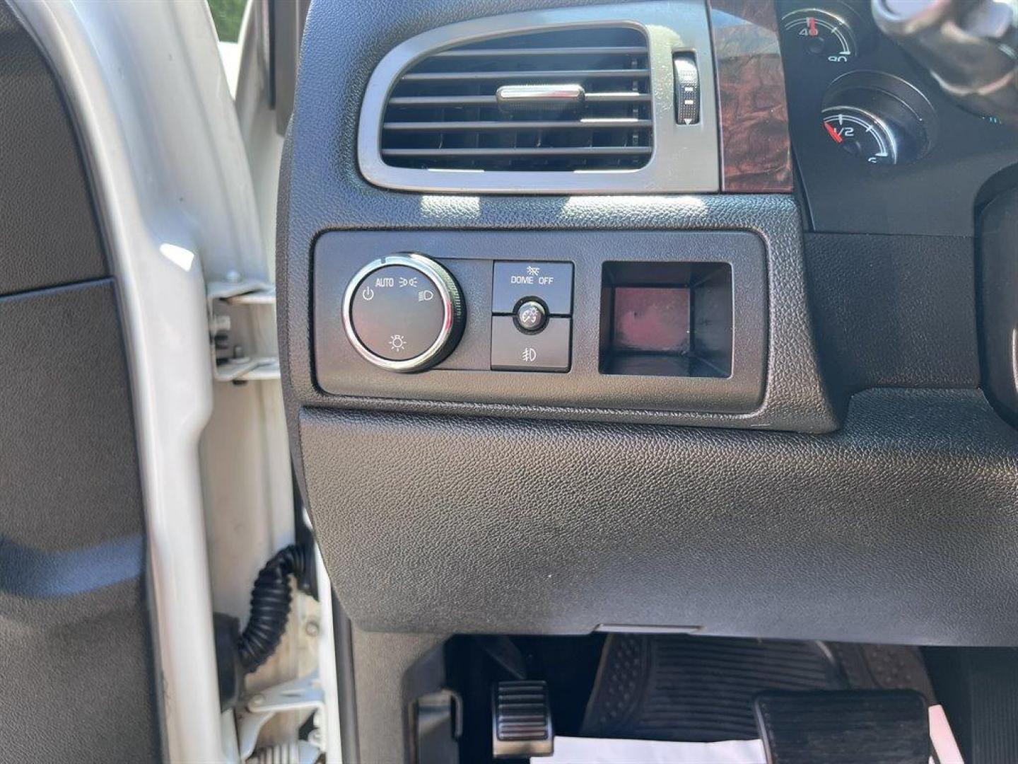 2008 White /Black GMC Yukon XL (1GKFK66868J) with an 6.2l V8 SFI CYL Deact HO engine, Auto transmission, located at 745 East Steele Rd., West Columbia, SC, 29170, (803) 755-9148, 33.927212, -81.148483 - Special Internet Price! 2008 GMC Yukon XL Denali with AM/FM radio, Backup camera, Navigation, Leather interior, Keyless entry, Automatic air conditioning, Sunroof, Rear entertainment, 3rd row seat, Powered liftgate, Powered windows, Powered door locks, Plus more! - Photo#17