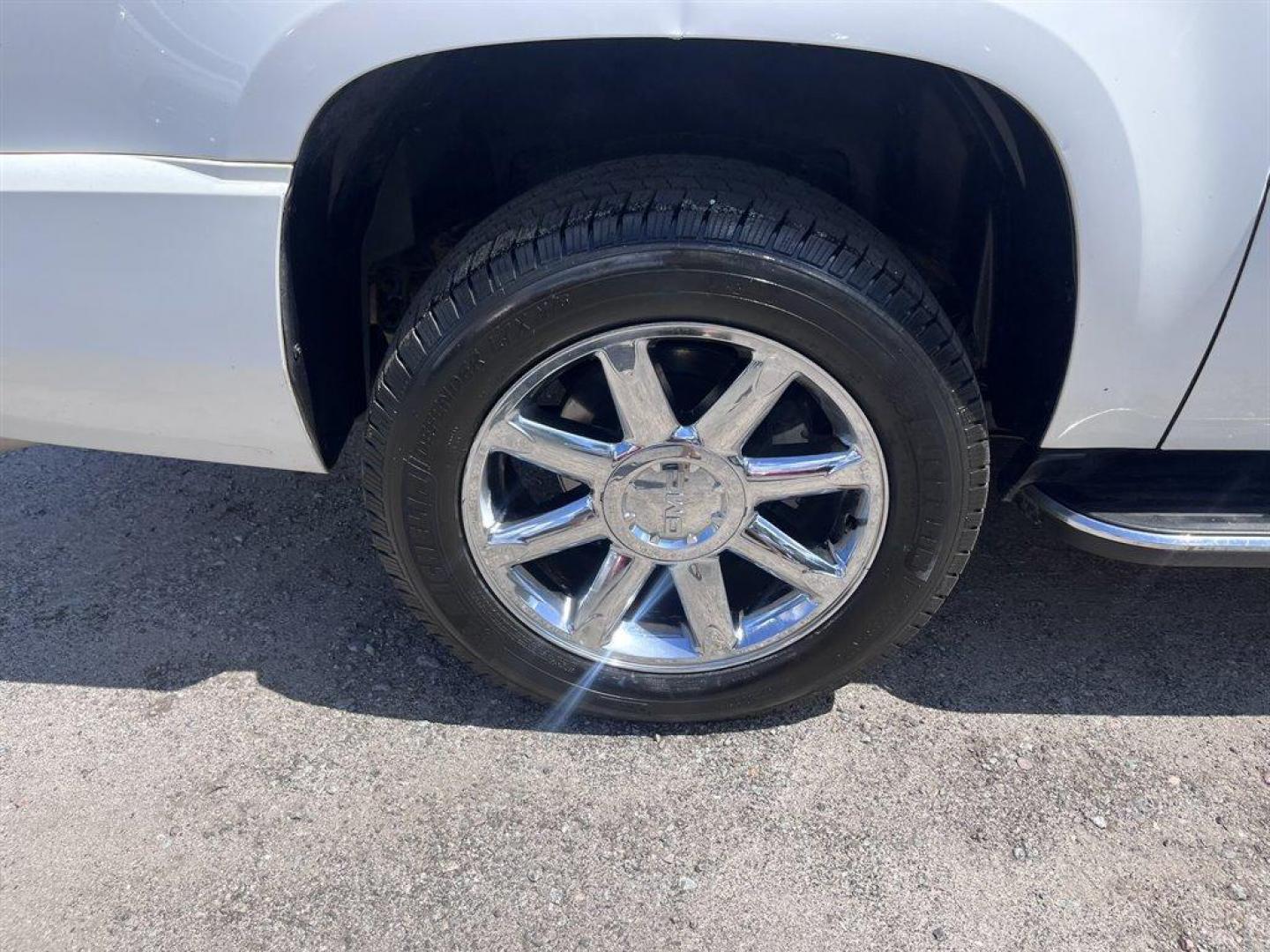 2008 White /Black GMC Yukon XL (1GKFK66868J) with an 6.2l V8 SFI CYL Deact HO engine, Auto transmission, located at 745 East Steele Rd., West Columbia, SC, 29170, (803) 755-9148, 33.927212, -81.148483 - Special Internet Price! 2008 GMC Yukon XL Denali with AM/FM radio, Backup camera, Navigation, Leather interior, Keyless entry, Automatic air conditioning, Sunroof, Rear entertainment, 3rd row seat, Powered liftgate, Powered windows, Powered door locks, Plus more! - Photo#37