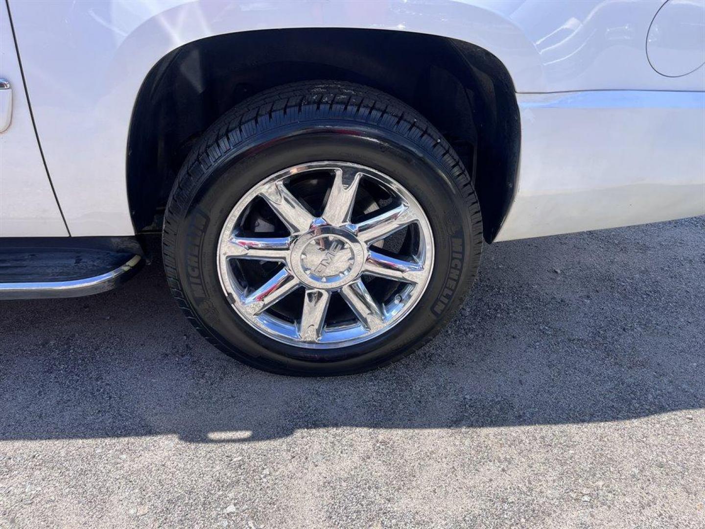 2008 White /Black GMC Yukon XL (1GKFK66868J) with an 6.2l V8 SFI CYL Deact HO engine, Auto transmission, located at 745 East Steele Rd., West Columbia, SC, 29170, (803) 755-9148, 33.927212, -81.148483 - Special Internet Price! 2008 GMC Yukon XL Denali with AM/FM radio, Backup camera, Navigation, Leather interior, Keyless entry, Automatic air conditioning, Sunroof, Rear entertainment, 3rd row seat, Powered liftgate, Powered windows, Powered door locks, Plus more! - Photo#38