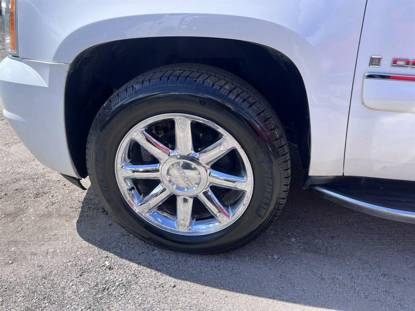 2008 White /Black GMC Yukon XL (1GKFK66868J) with an 6.2l V8 SFI CYL Deact HO engine, Auto transmission, located at 745 East Steele Rd., West Columbia, SC, 29170, (803) 755-9148, 33.927212, -81.148483 - Special Internet Price! 2008 GMC Yukon XL Denali with AM/FM radio, Backup camera, Navigation, Leather interior, Keyless entry, Automatic air conditioning, Sunroof, Rear entertainment, 3rd row seat, Powered liftgate, Powered windows, Powered door locks, Plus more! - Photo#39