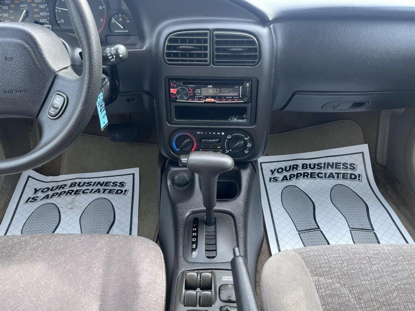 2001 White /Grey Saturn S-Series (1G8ZK52781Z) with an 1.9l I-4 SFI Dohc 1.9l engine, Automatic transmission, located at 745 East Steele Rd., West Columbia, SC, 29170, (803) 755-9148, 33.927212, -81.148483 - Special Internet Price! 2001 Saturn S-Series with AM/FM stereo, Air conditioning, Cruise control, Cloth seat upholstery, Rear 60/40 split fold-down, Powered windows, Powered door locks, Plus more! - Photo#9