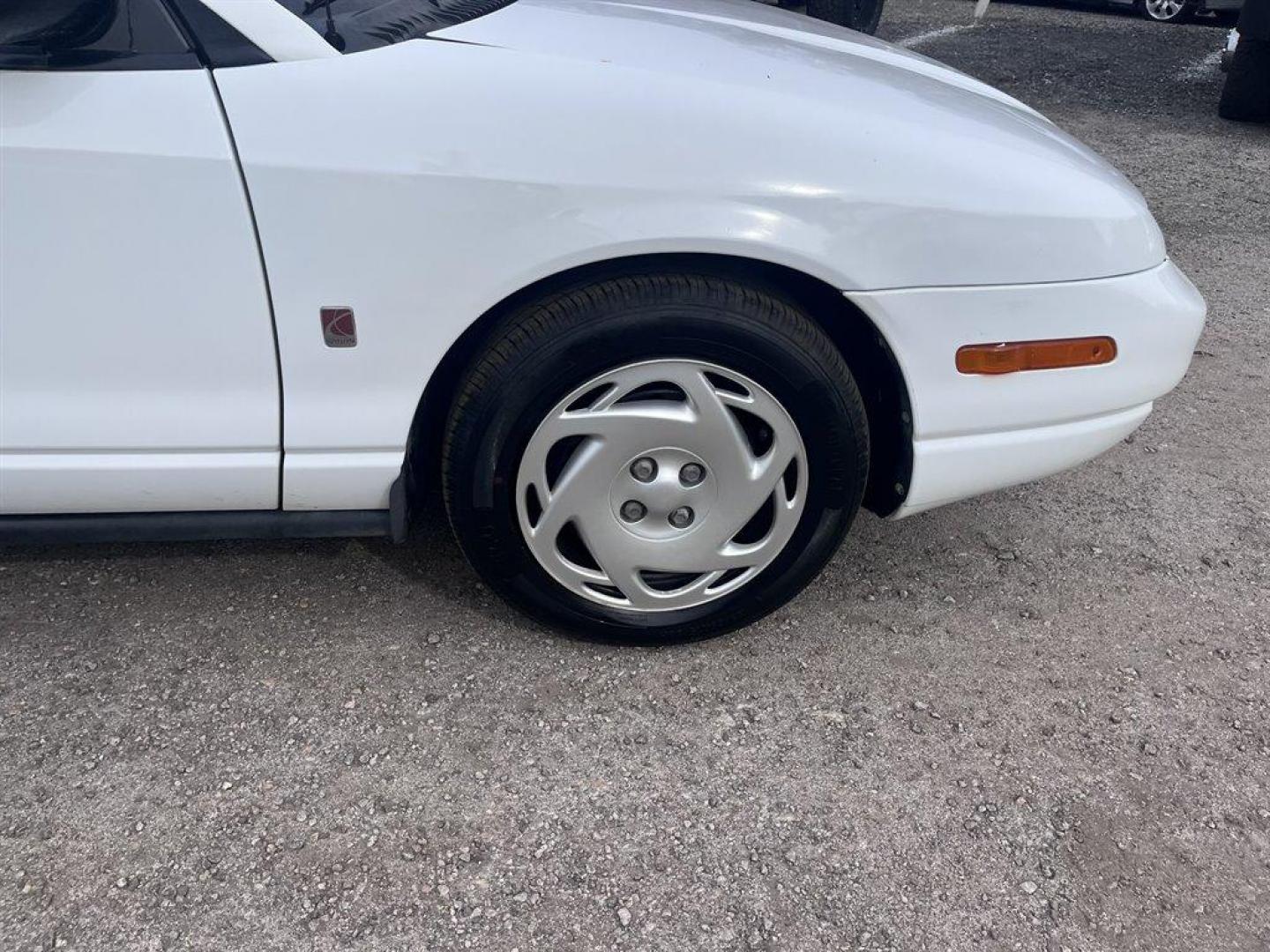 2001 White /Grey Saturn S-Series (1G8ZK52781Z) with an 1.9l I-4 SFI Dohc 1.9l engine, Automatic transmission, located at 745 East Steele Rd., West Columbia, SC, 29170, (803) 755-9148, 33.927212, -81.148483 - Special Internet Price! 2001 Saturn S-Series with AM/FM stereo, Air conditioning, Cruise control, Cloth seat upholstery, Rear 60/40 split fold-down, Powered windows, Powered door locks, Plus more! - Photo#20