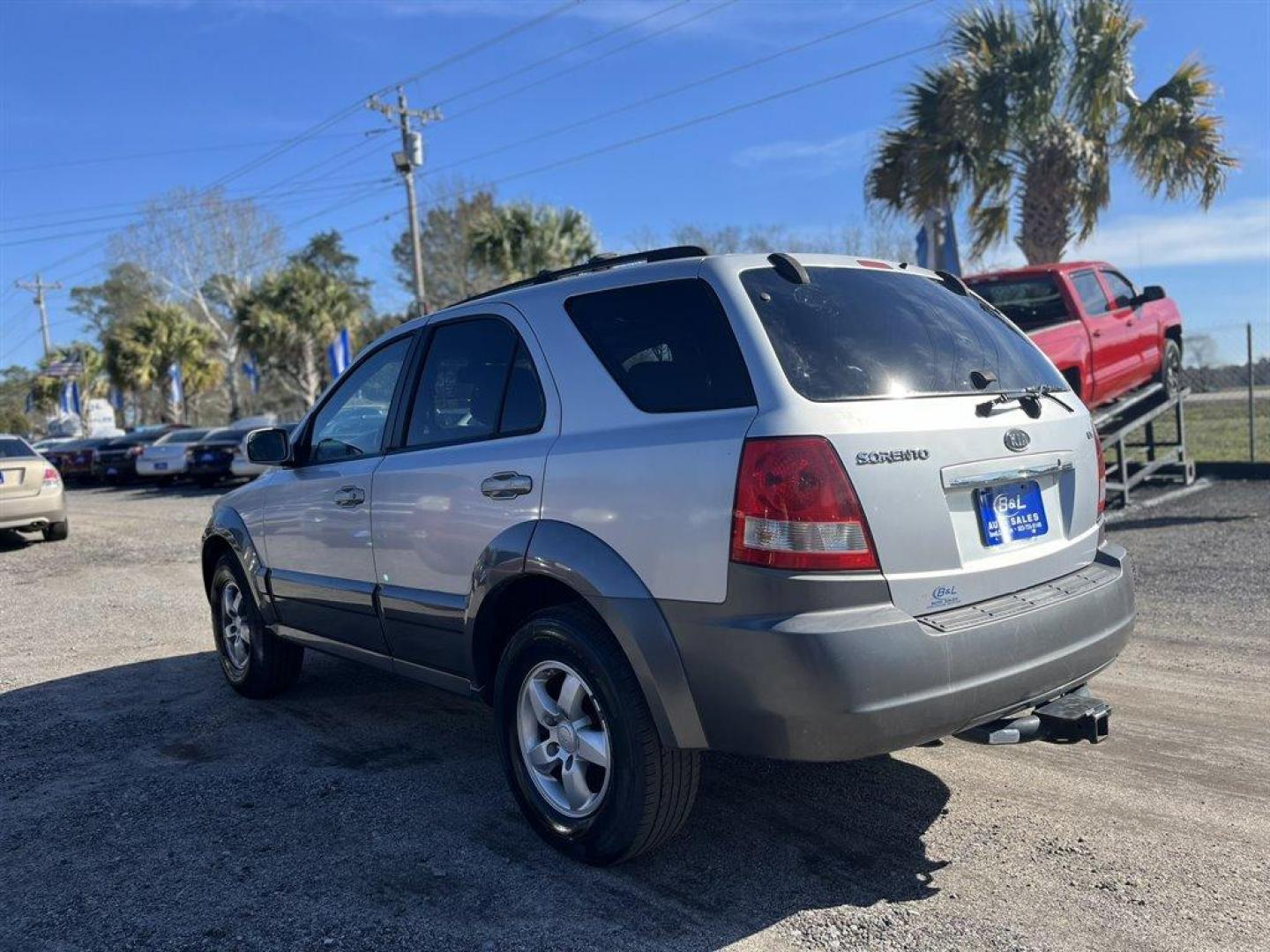 2006 Silver /Grey Kia Sorento (KNDJD733465) with an 3.5l V6 EFI 3.5l engine, Auto transmission, located at 745 East Steele Rd., West Columbia, SC, 29170, (803) 755-9148, 33.927212, -81.148483 - Special Internet Price! 2006 Kia Sorento - Photo#1