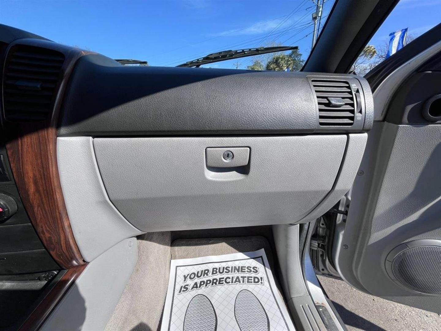 2006 Silver /Grey Kia Sorento (KNDJD733465) with an 3.5l V6 EFI 3.5l engine, Auto transmission, located at 745 East Steele Rd., West Columbia, SC, 29170, (803) 755-9148, 33.927212, -81.148483 - Special Internet Price! 2006 Kia Sorento - Photo#23