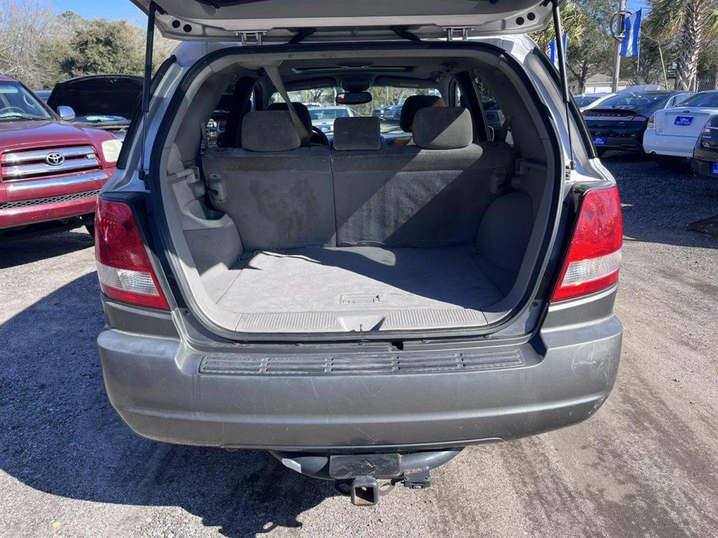 2006 Silver /Grey Kia Sorento (KNDJD733465) with an 3.5l V6 EFI 3.5l engine, Auto transmission, located at 745 East Steele Rd., West Columbia, SC, 29170, (803) 755-9148, 33.927212, -81.148483 - Special Internet Price! 2006 Kia Sorento - Photo#25