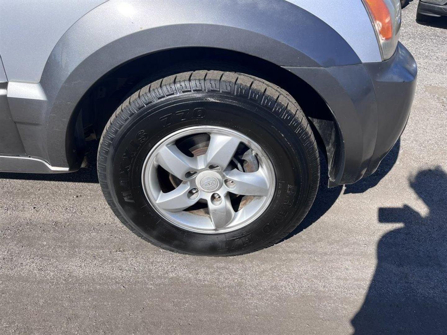 2006 Silver /Grey Kia Sorento (KNDJD733465) with an 3.5l V6 EFI 3.5l engine, Auto transmission, located at 745 East Steele Rd., West Columbia, SC, 29170, (803) 755-9148, 33.927212, -81.148483 - Special Internet Price! 2006 Kia Sorento - Photo#27