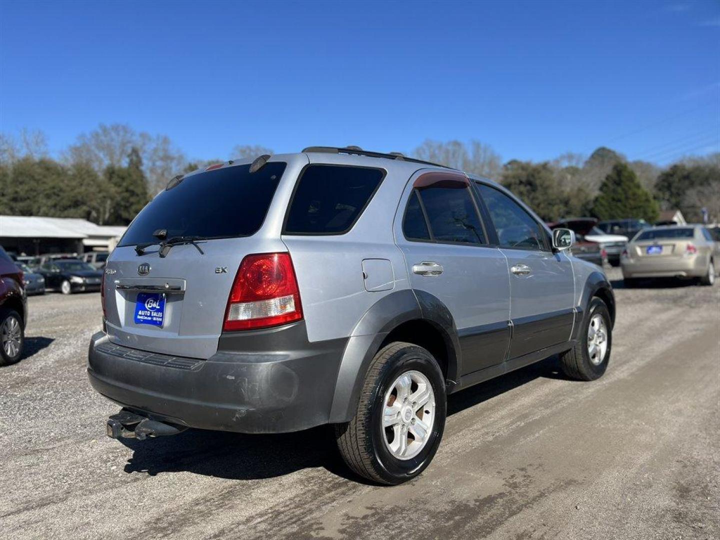 2006 Silver /Grey Kia Sorento (KNDJD733465) with an 3.5l V6 EFI 3.5l engine, Auto transmission, located at 745 East Steele Rd., West Columbia, SC, 29170, (803) 755-9148, 33.927212, -81.148483 - Special Internet Price! 2006 Kia Sorento - Photo#2