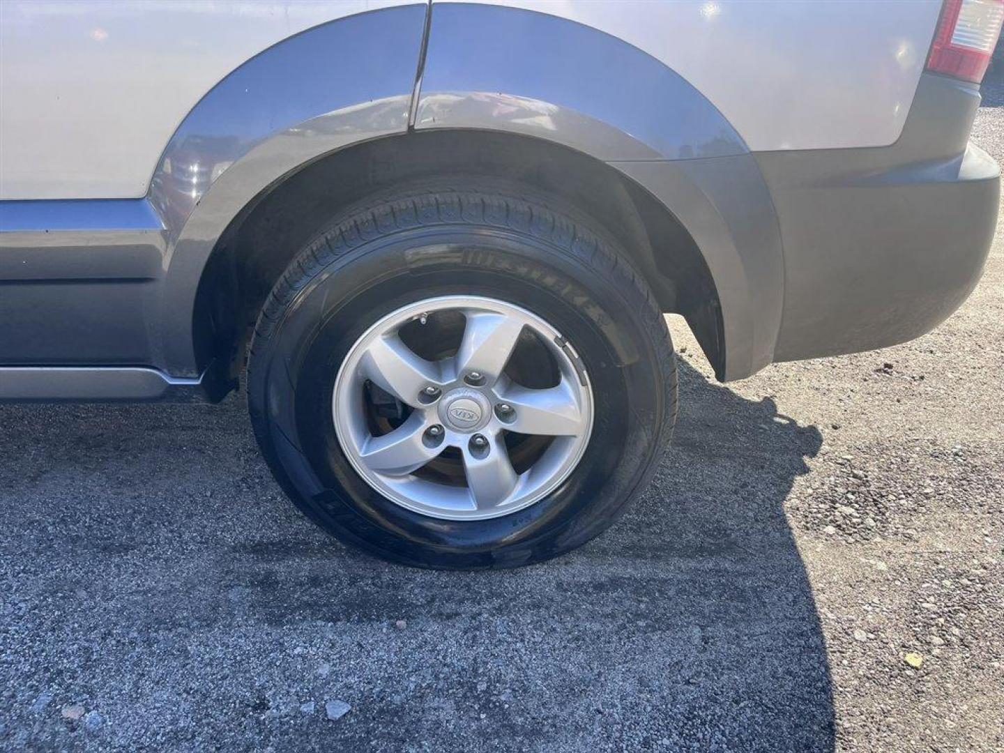 2006 Silver /Grey Kia Sorento (KNDJD733465) with an 3.5l V6 EFI 3.5l engine, Auto transmission, located at 745 East Steele Rd., West Columbia, SC, 29170, (803) 755-9148, 33.927212, -81.148483 - Special Internet Price! 2006 Kia Sorento - Photo#29