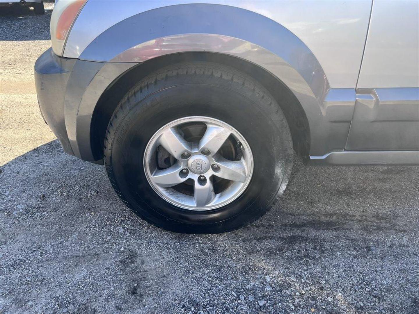 2006 Silver /Grey Kia Sorento (KNDJD733465) with an 3.5l V6 EFI 3.5l engine, Auto transmission, located at 745 East Steele Rd., West Columbia, SC, 29170, (803) 755-9148, 33.927212, -81.148483 - Special Internet Price! 2006 Kia Sorento - Photo#30