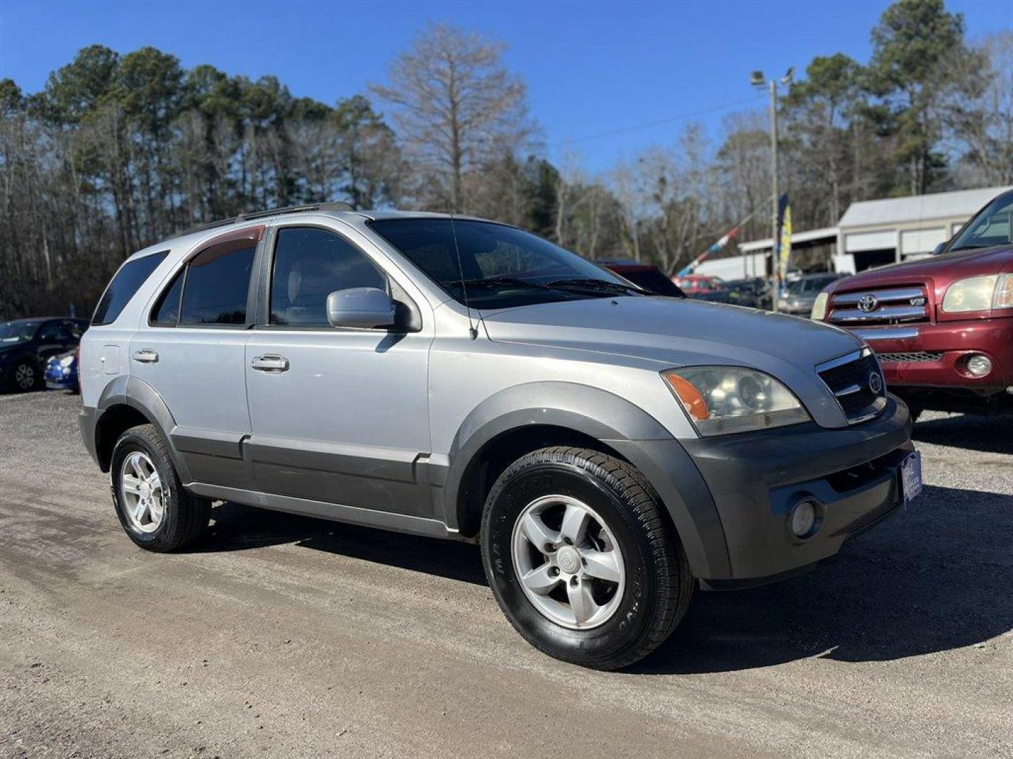 2006 Silver /Grey Kia Sorento (KNDJD733465) with an 3.5l V6 EFI 3.5l engine, Auto transmission, located at 745 East Steele Rd., West Columbia, SC, 29170, (803) 755-9148, 33.927212, -81.148483 - Special Internet Price! 2006 Kia Sorento - Photo#3