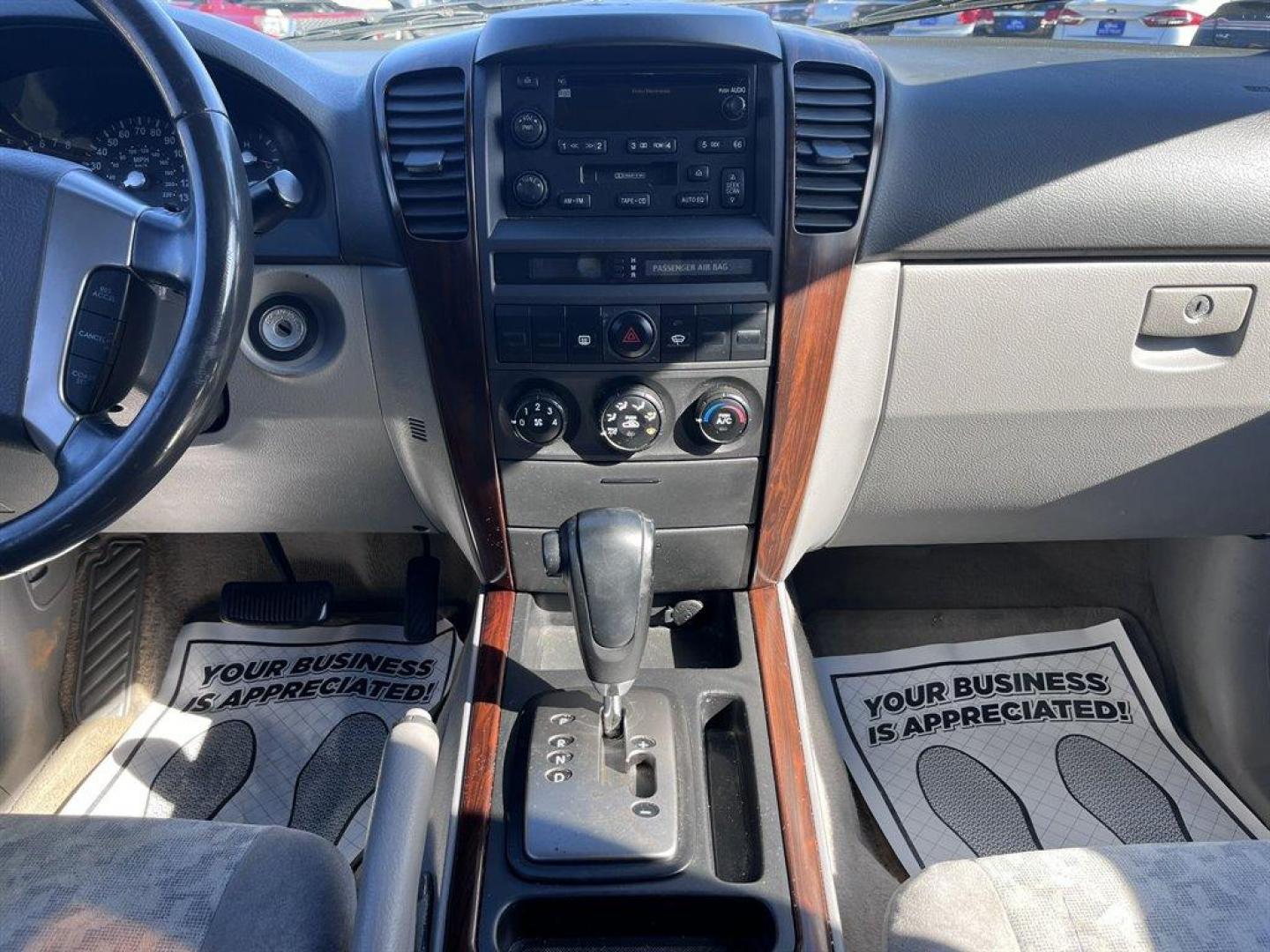 2006 Silver /Grey Kia Sorento (KNDJD733465) with an 3.5l V6 EFI 3.5l engine, Auto transmission, located at 745 East Steele Rd., West Columbia, SC, 29170, (803) 755-9148, 33.927212, -81.148483 - Special Internet Price! 2006 Kia Sorento - Photo#8