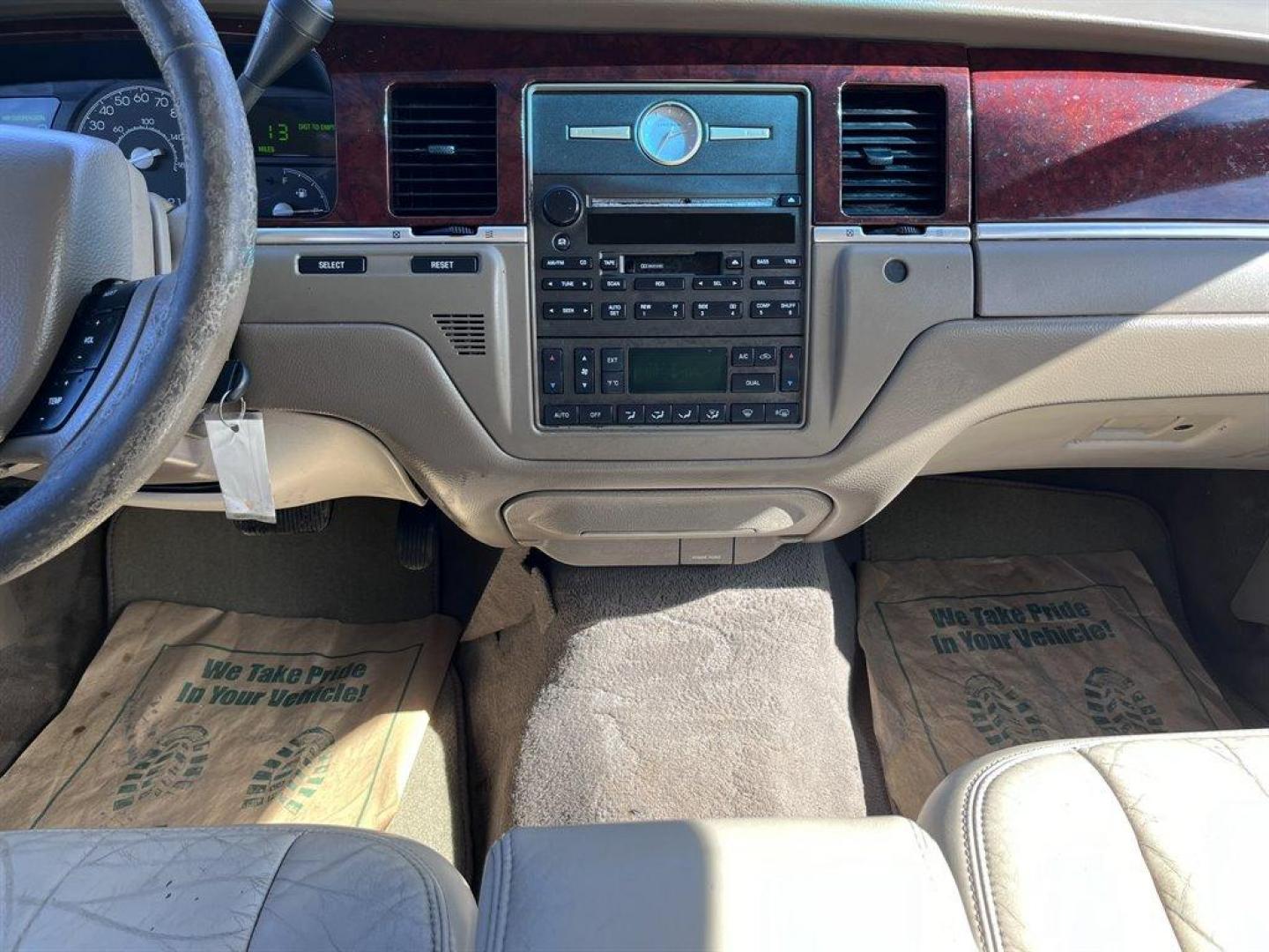 2005 Gold /Tan Lincoln Town CAR (1LNHM81W85Y) with an 4.6l V8 EFI Sohc 4.6l engine, Automatic transmission, located at 745 East Steele Rd., West Columbia, SC, 29170, (803) 755-9148, 33.927212, -81.148483 - Special Internet Price! 2005 Lincoln Town Car with AM/FM radio, Dual zone electronic climate control, Cruise control, Remote keyless entry, Powered windows, Powered door locks, Plus more! - Photo#9