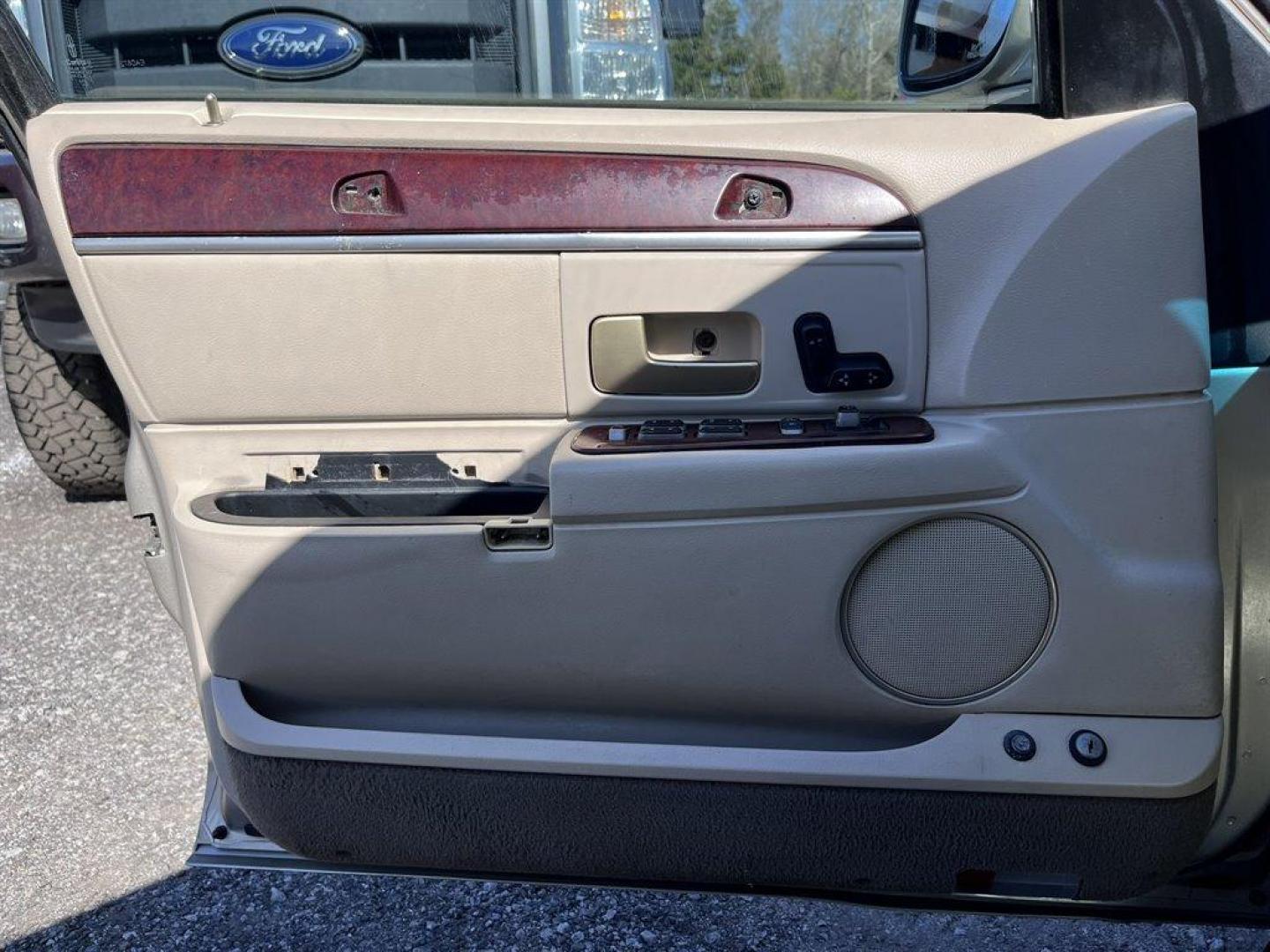 2005 Gold /Tan Lincoln Town CAR (1LNHM81W85Y) with an 4.6l V8 EFI Sohc 4.6l engine, Automatic transmission, located at 745 East Steele Rd., West Columbia, SC, 29170, (803) 755-9148, 33.927212, -81.148483 - Special Internet Price! 2005 Lincoln Town Car with AM/FM radio, Dual zone electronic climate control, Cruise control, Remote keyless entry, Powered windows, Powered door locks, Plus more! - Photo#14