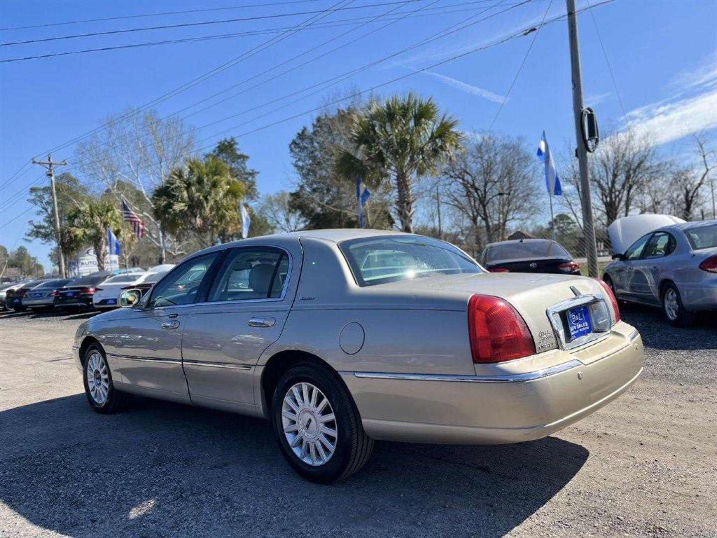 2005 Gold /Tan Lincoln Town CAR (1LNHM81W85Y) with an 4.6l V8 EFI Sohc 4.6l engine, Automatic transmission, located at 745 East Steele Rd., West Columbia, SC, 29170, (803) 755-9148, 33.927212, -81.148483 - Special Internet Price! 2005 Lincoln Town Car with AM/FM radio, Dual zone electronic climate control, Cruise control, Remote keyless entry, Powered windows, Powered door locks, Plus more! - Photo#1