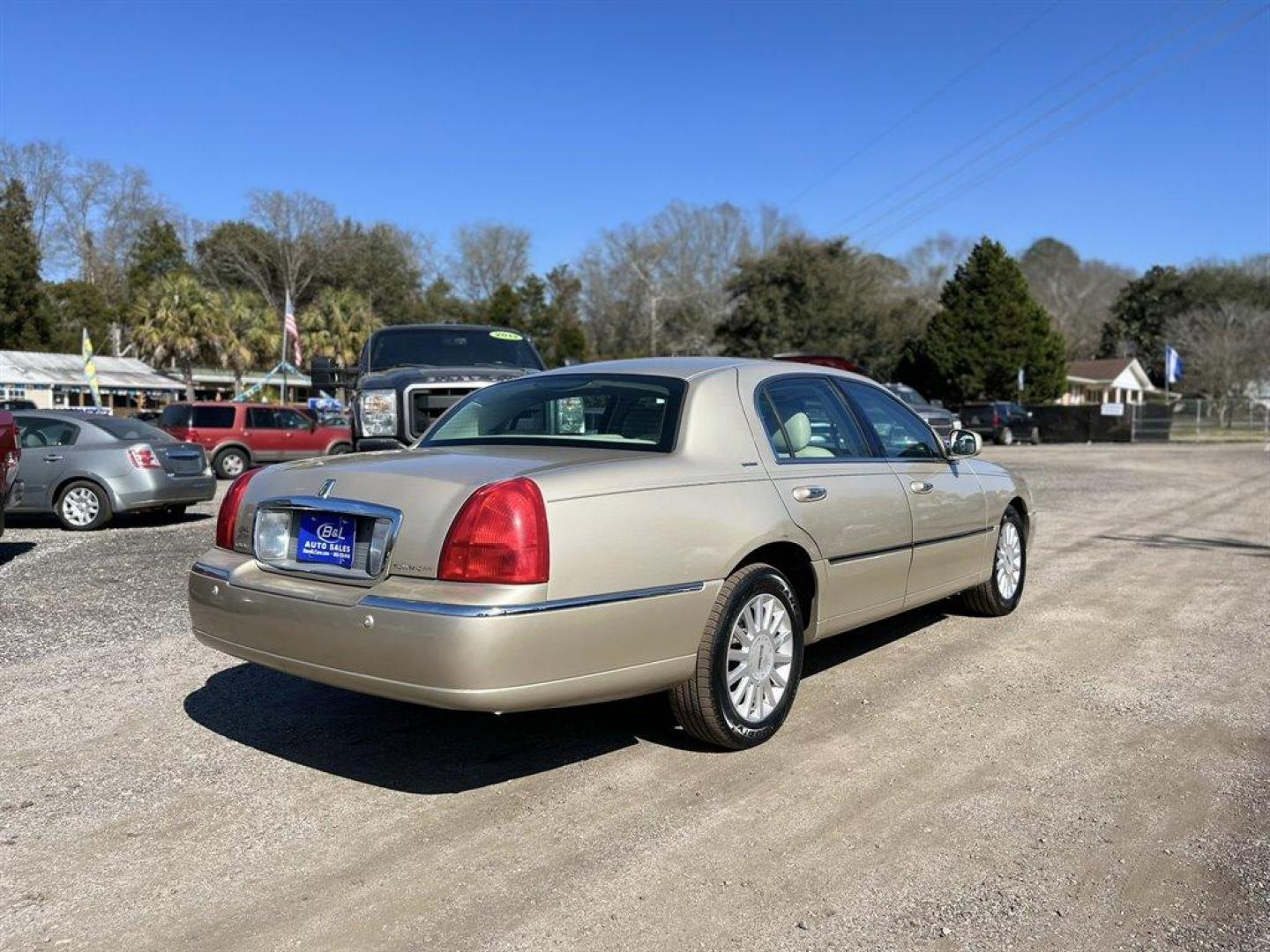 2005 Gold /Tan Lincoln Town CAR (1LNHM81W85Y) with an 4.6l V8 EFI Sohc 4.6l engine, Automatic transmission, located at 745 East Steele Rd., West Columbia, SC, 29170, (803) 755-9148, 33.927212, -81.148483 - Special Internet Price! 2005 Lincoln Town Car with AM/FM radio, Dual zone electronic climate control, Cruise control, Remote keyless entry, Powered windows, Powered door locks, Plus more! - Photo#2