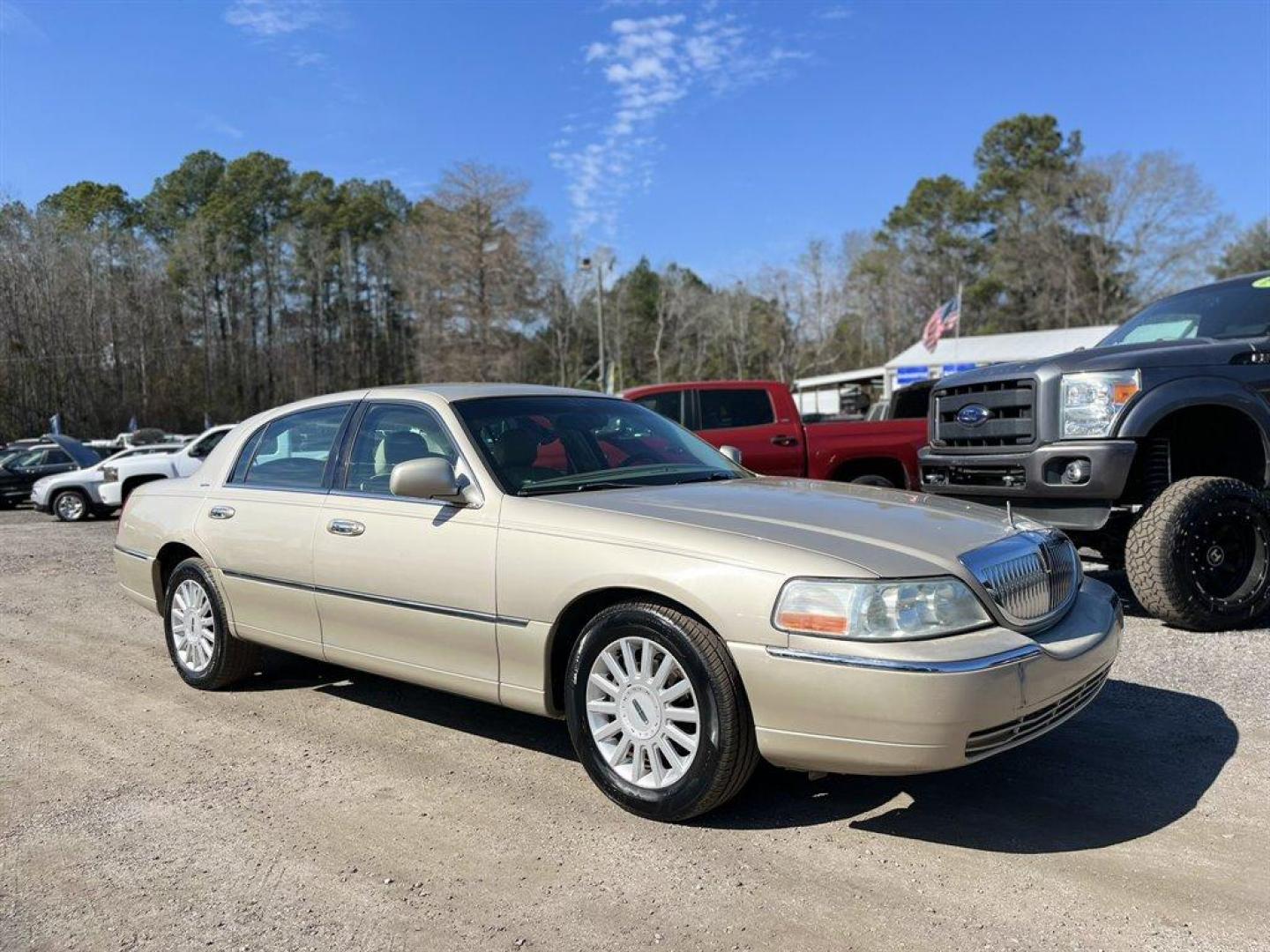 2005 Gold /Tan Lincoln Town CAR (1LNHM81W85Y) with an 4.6l V8 EFI Sohc 4.6l engine, Automatic transmission, located at 745 East Steele Rd., West Columbia, SC, 29170, (803) 755-9148, 33.927212, -81.148483 - Special Internet Price! 2005 Lincoln Town Car with AM/FM radio, Dual zone electronic climate control, Cruise control, Remote keyless entry, Powered windows, Powered door locks, Plus more! - Photo#3