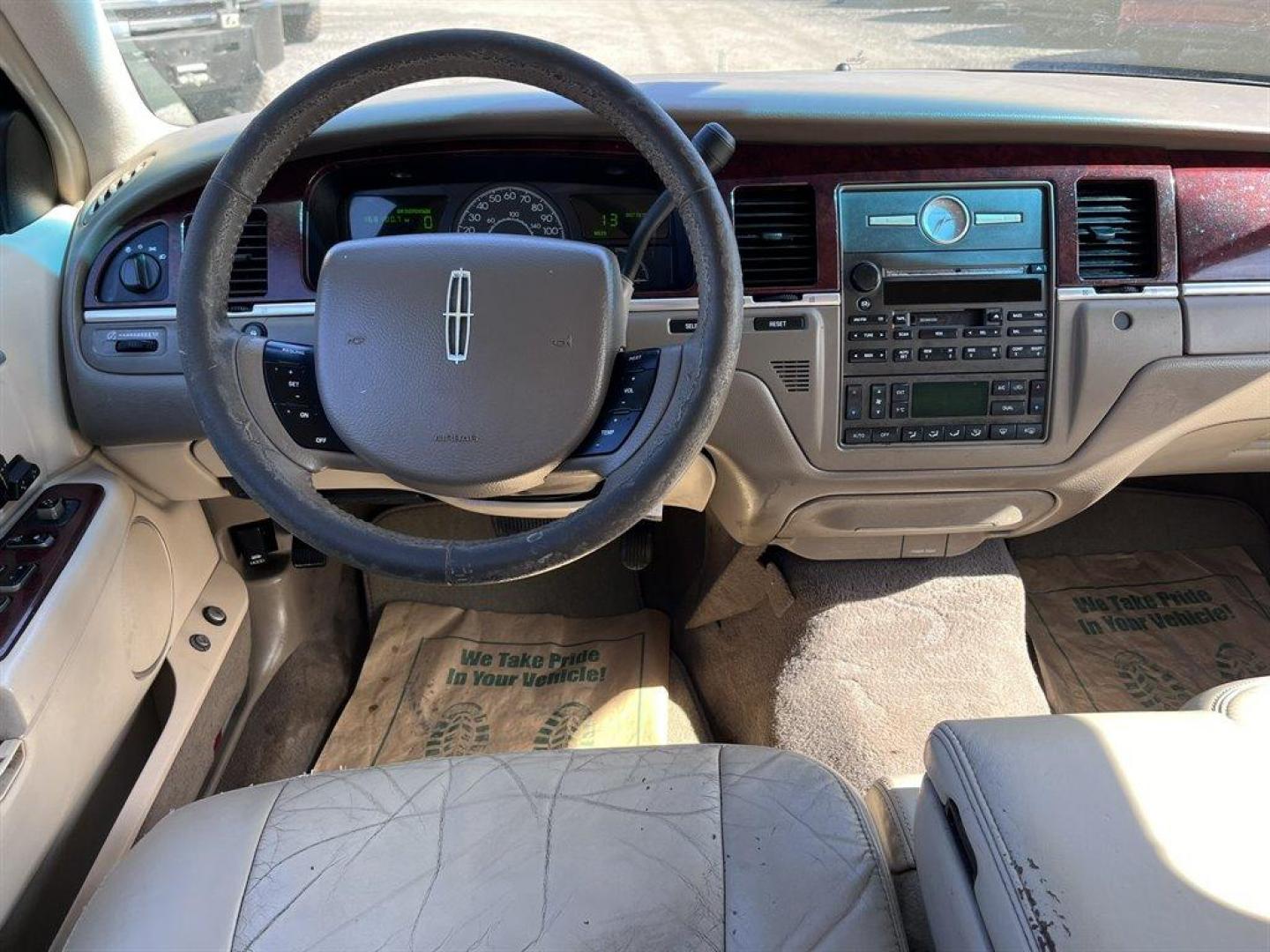 2005 Gold /Tan Lincoln Town CAR (1LNHM81W85Y) with an 4.6l V8 EFI Sohc 4.6l engine, Automatic transmission, located at 745 East Steele Rd., West Columbia, SC, 29170, (803) 755-9148, 33.927212, -81.148483 - Special Internet Price! 2005 Lincoln Town Car with AM/FM radio, Dual zone electronic climate control, Cruise control, Remote keyless entry, Powered windows, Powered door locks, Plus more! - Photo#4