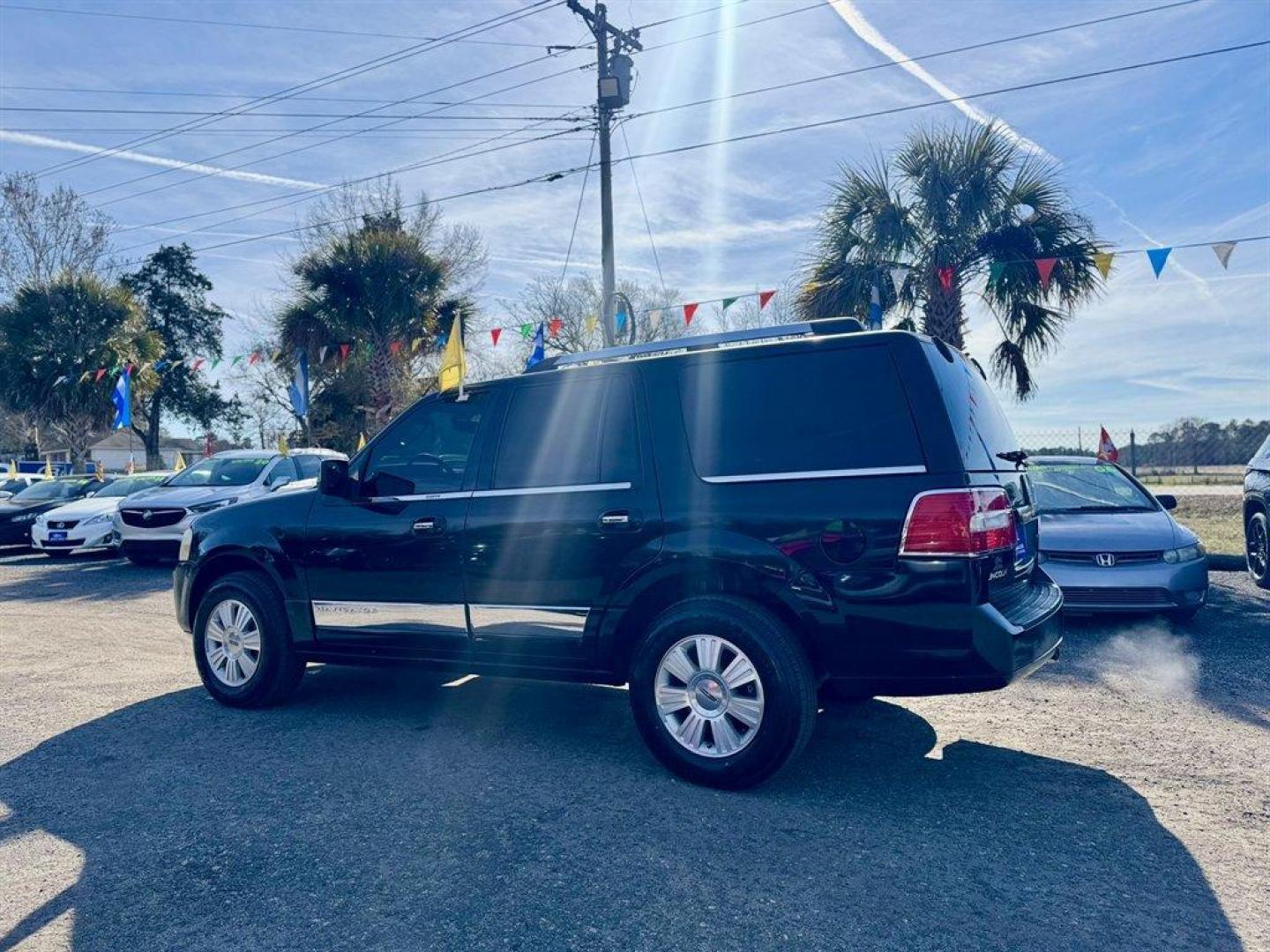 2008 Black /Tan Lincoln Navigator (5LMFU27598L) with an 5.4l V8 EFI Sohc 3v 5.4l engine, Automatic transmission, located at 745 East Steele Rd., West Columbia, SC, 29170, (803) 755-9148, 33.927212, -81.148483 - Photo#4