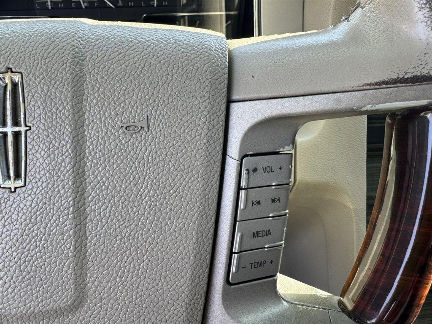 2008 Black /Tan Lincoln Navigator (5LMFU27598L) with an 5.4l V8 EFI Sohc 3v 5.4l engine, Automatic transmission, located at 745 East Steele Rd., West Columbia, SC, 29170, (803) 755-9148, 33.927212, -81.148483 - Photo#8