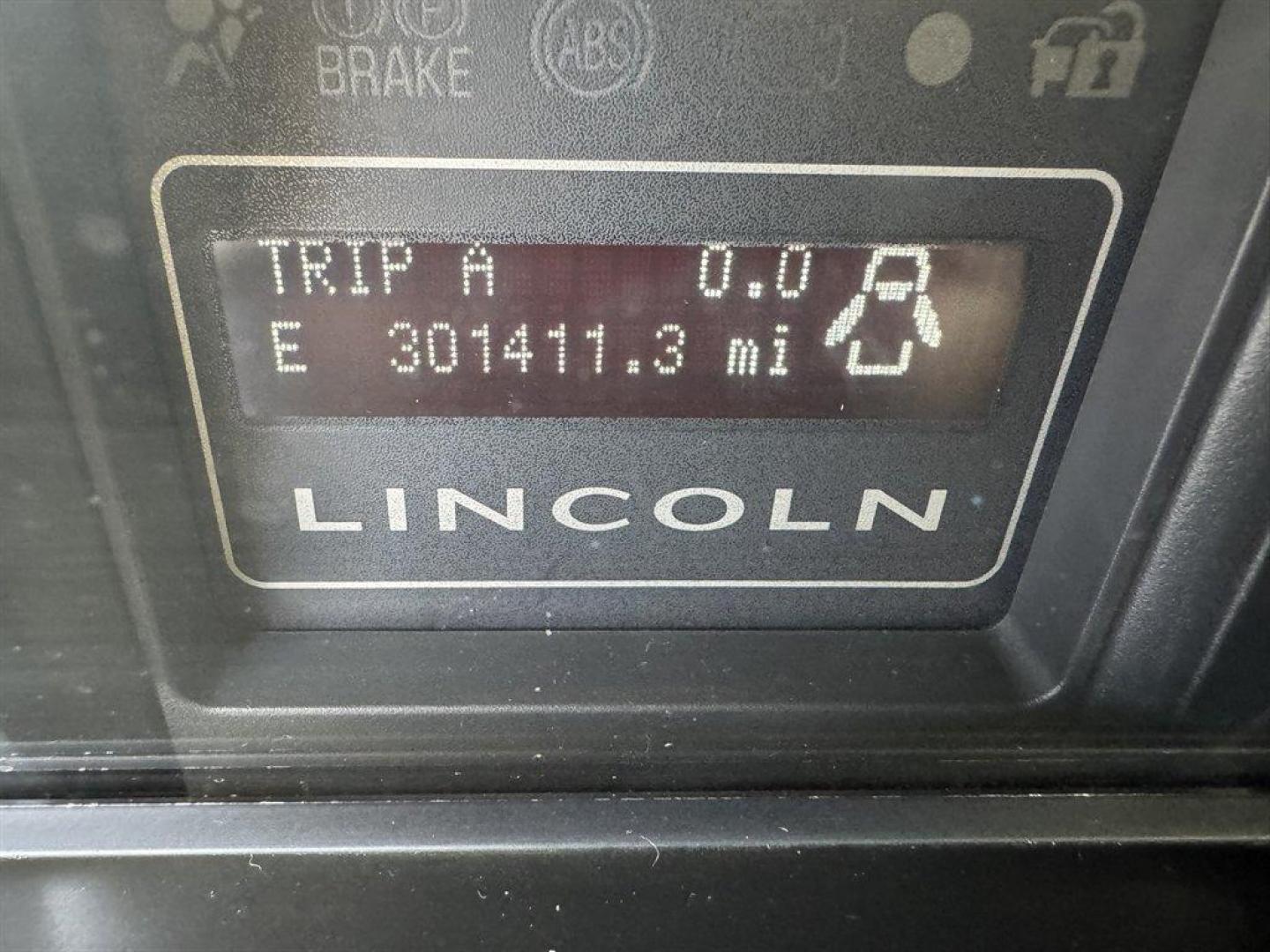 2008 Black /Tan Lincoln Navigator (5LMFU27598L) with an 5.4l V8 EFI Sohc 3v 5.4l engine, Automatic transmission, located at 745 East Steele Rd., West Columbia, SC, 29170, (803) 755-9148, 33.927212, -81.148483 - Photo#9