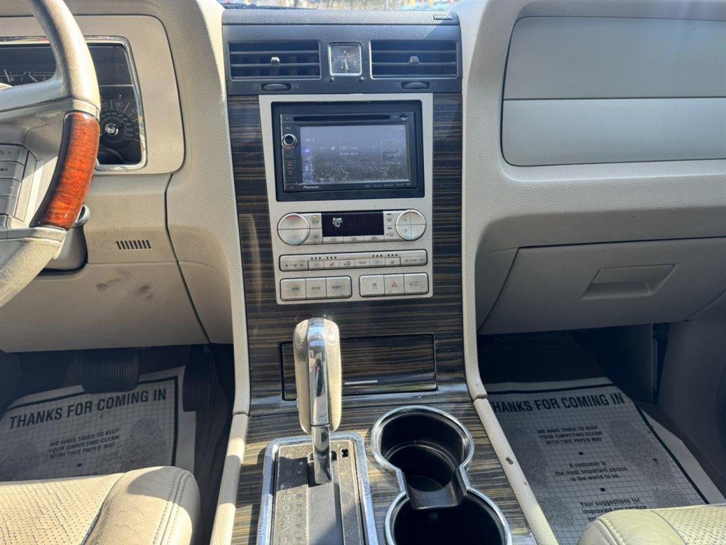 2008 Black /Tan Lincoln Navigator (5LMFU27598L) with an 5.4l V8 EFI Sohc 3v 5.4l engine, Automatic transmission, located at 745 East Steele Rd., West Columbia, SC, 29170, (803) 755-9148, 33.927212, -81.148483 - Photo#10