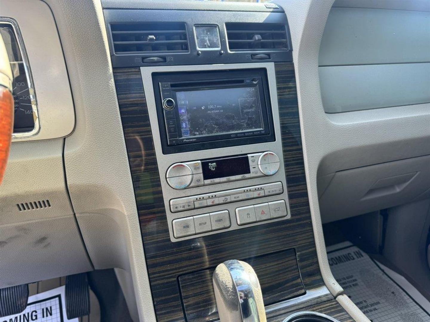 2008 Black /Tan Lincoln Navigator (5LMFU27598L) with an 5.4l V8 EFI Sohc 3v 5.4l engine, Automatic transmission, located at 745 East Steele Rd., West Columbia, SC, 29170, (803) 755-9148, 33.927212, -81.148483 - Photo#11