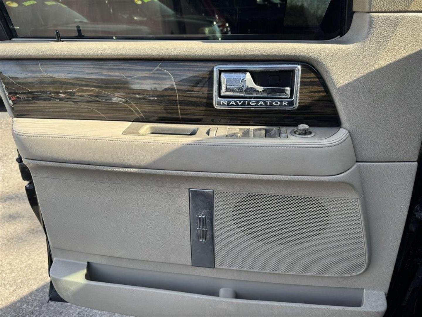 2008 Black /Tan Lincoln Navigator (5LMFU27598L) with an 5.4l V8 EFI Sohc 3v 5.4l engine, Automatic transmission, located at 745 East Steele Rd., West Columbia, SC, 29170, (803) 755-9148, 33.927212, -81.148483 - Photo#15