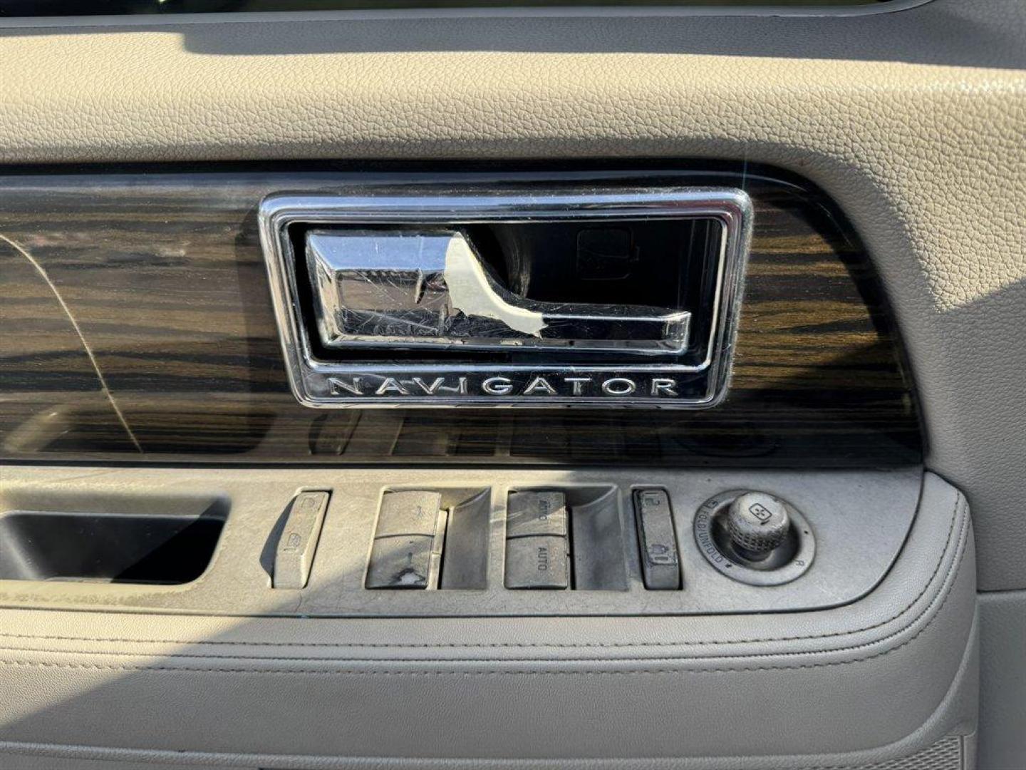 2008 Black /Tan Lincoln Navigator (5LMFU27598L) with an 5.4l V8 EFI Sohc 3v 5.4l engine, Automatic transmission, located at 745 East Steele Rd., West Columbia, SC, 29170, (803) 755-9148, 33.927212, -81.148483 - Photo#16