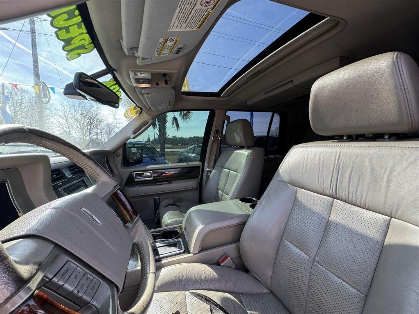 2008 Black /Tan Lincoln Navigator (5LMFU27598L) with an 5.4l V8 EFI Sohc 3v 5.4l engine, Automatic transmission, located at 745 East Steele Rd., West Columbia, SC, 29170, (803) 755-9148, 33.927212, -81.148483 - Photo#17