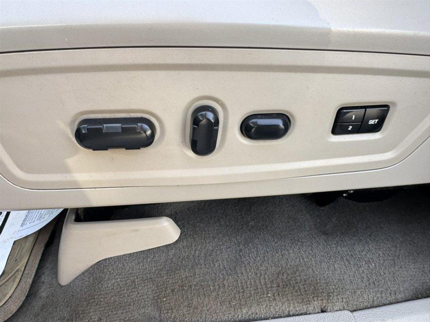 2008 Black /Tan Lincoln Navigator (5LMFU27598L) with an 5.4l V8 EFI Sohc 3v 5.4l engine, Automatic transmission, located at 745 East Steele Rd., West Columbia, SC, 29170, (803) 755-9148, 33.927212, -81.148483 - Photo#18